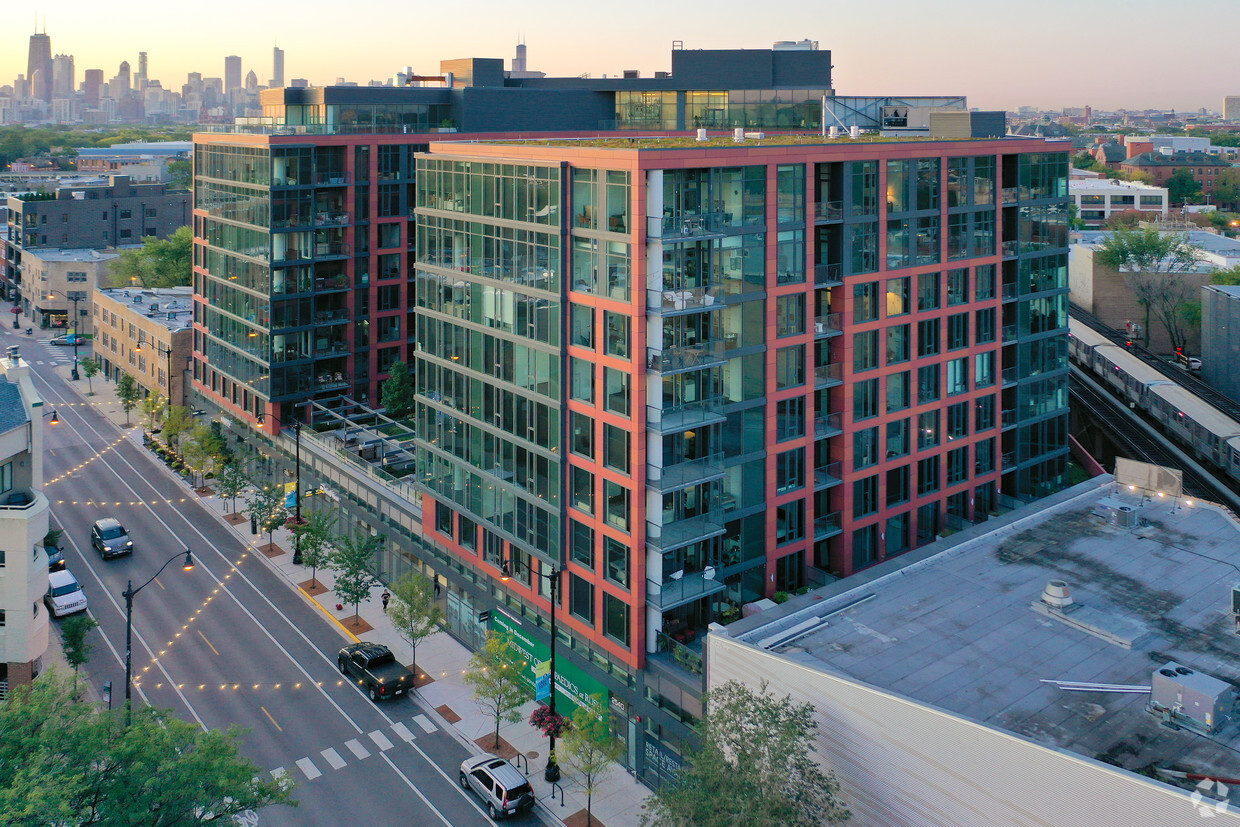 Tishman Speyer has bought the 191-unit Elevate Lincoln Park apartment building on Chicago's North Side. (Jonathan Fairfield/CoStar)