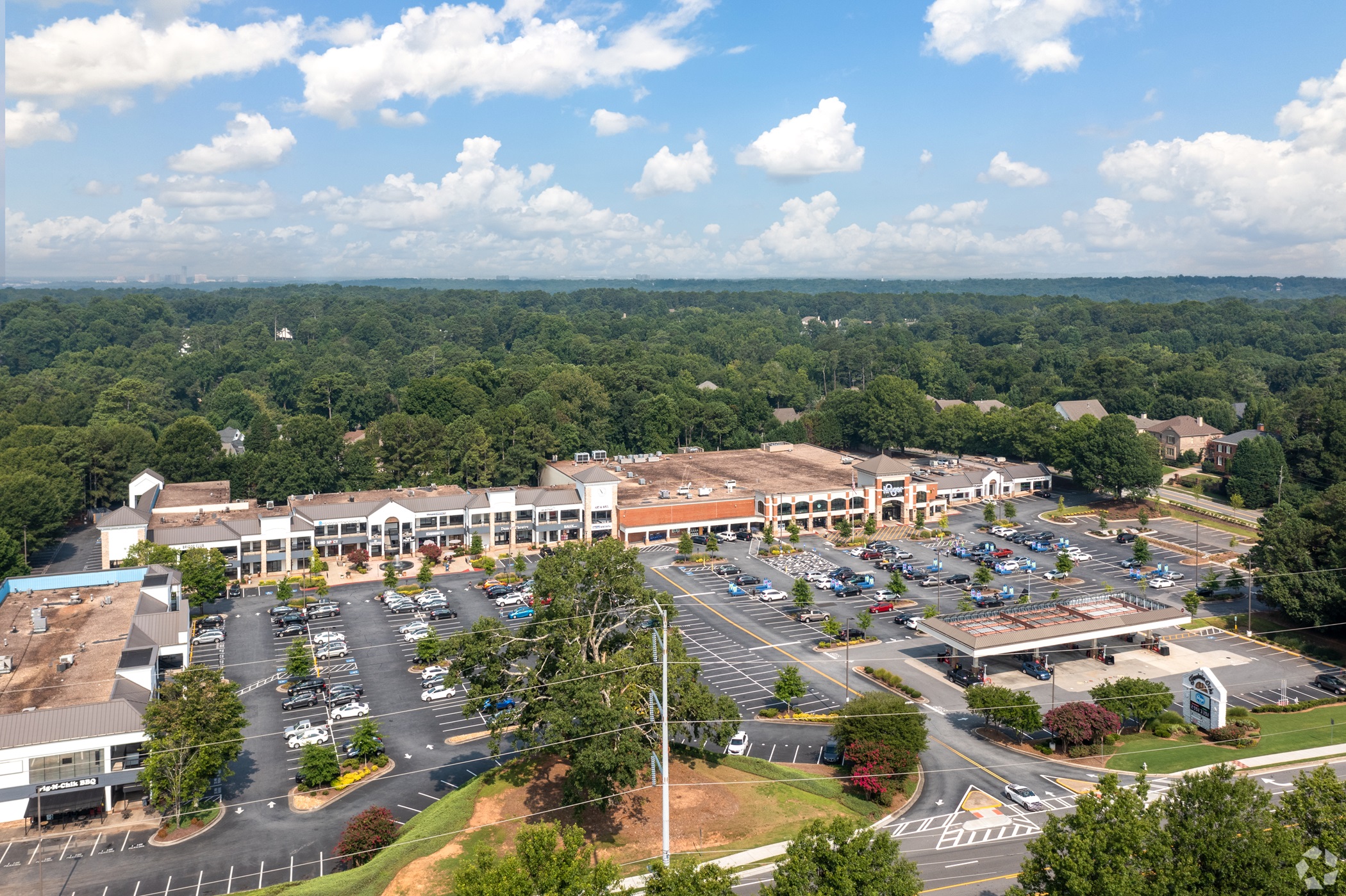 Fountain Oaks is anchored by a 59,134-square-foot Kroger and Kroger Fuel. (CoStar)