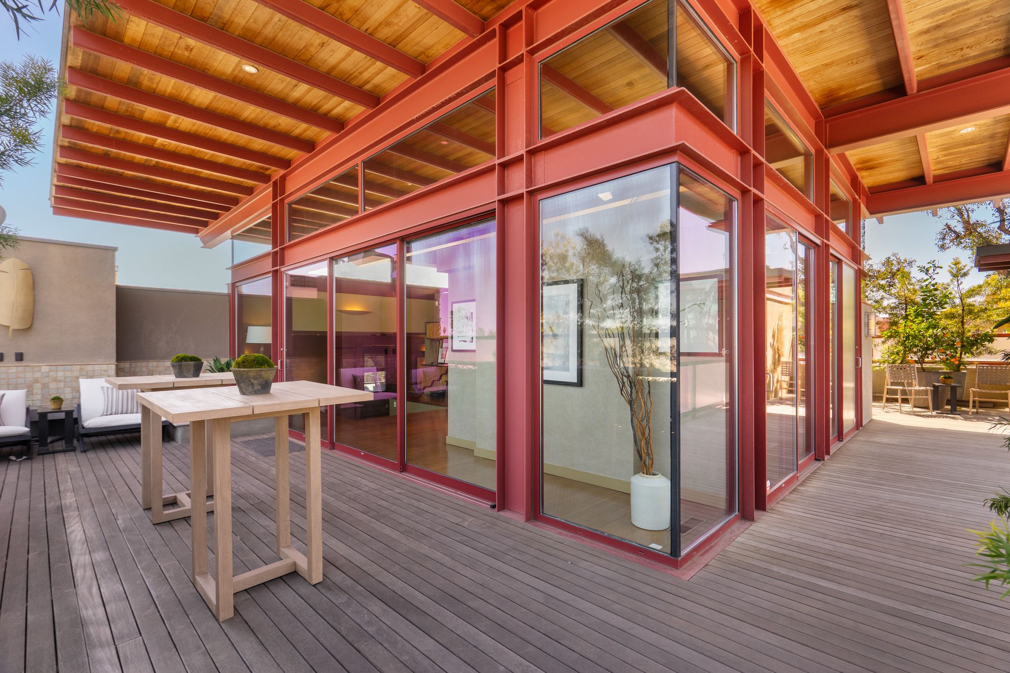 The roof provides a 1,450-square-foot event space for entertaining clients. (CoStar)