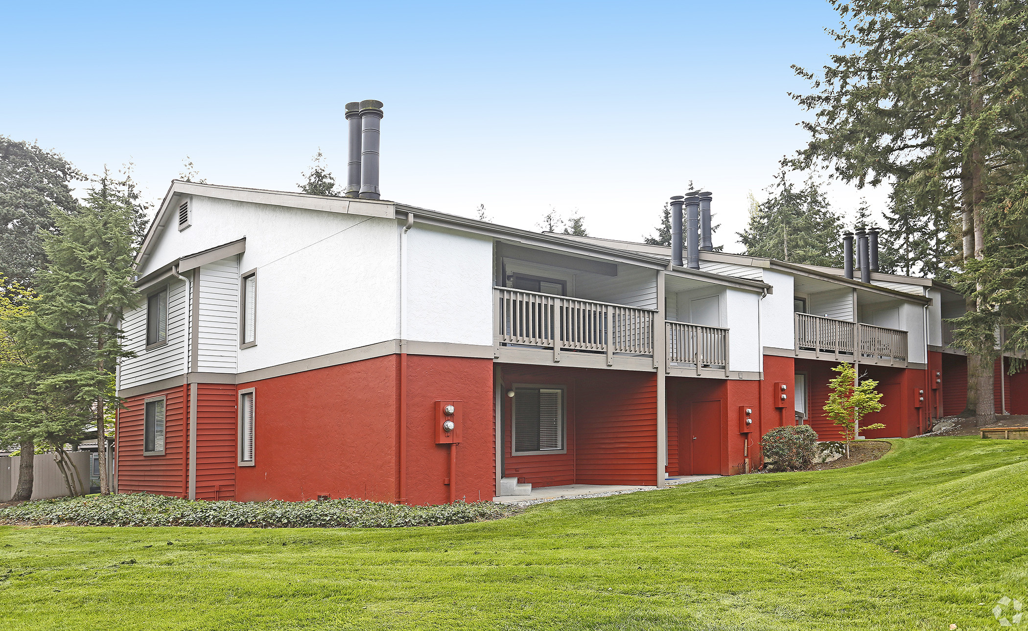 Pathfinder Partners acquired the Cedardale apartments in Federal Way, Washington. (Perry Cucinotta/CoStar)