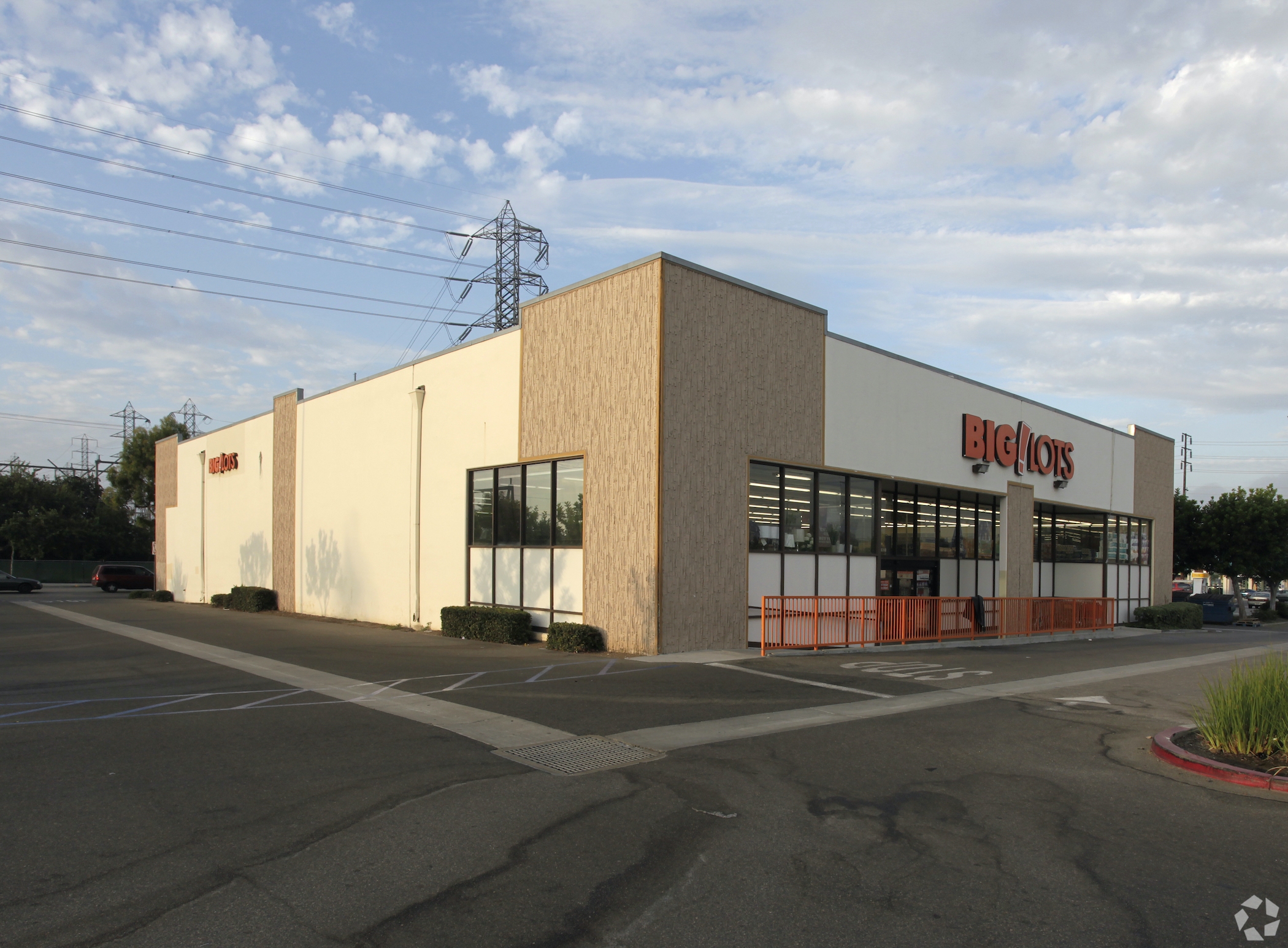 Labor Market Slumps Further, Discount Big Lots Earnings Climb, Goldman