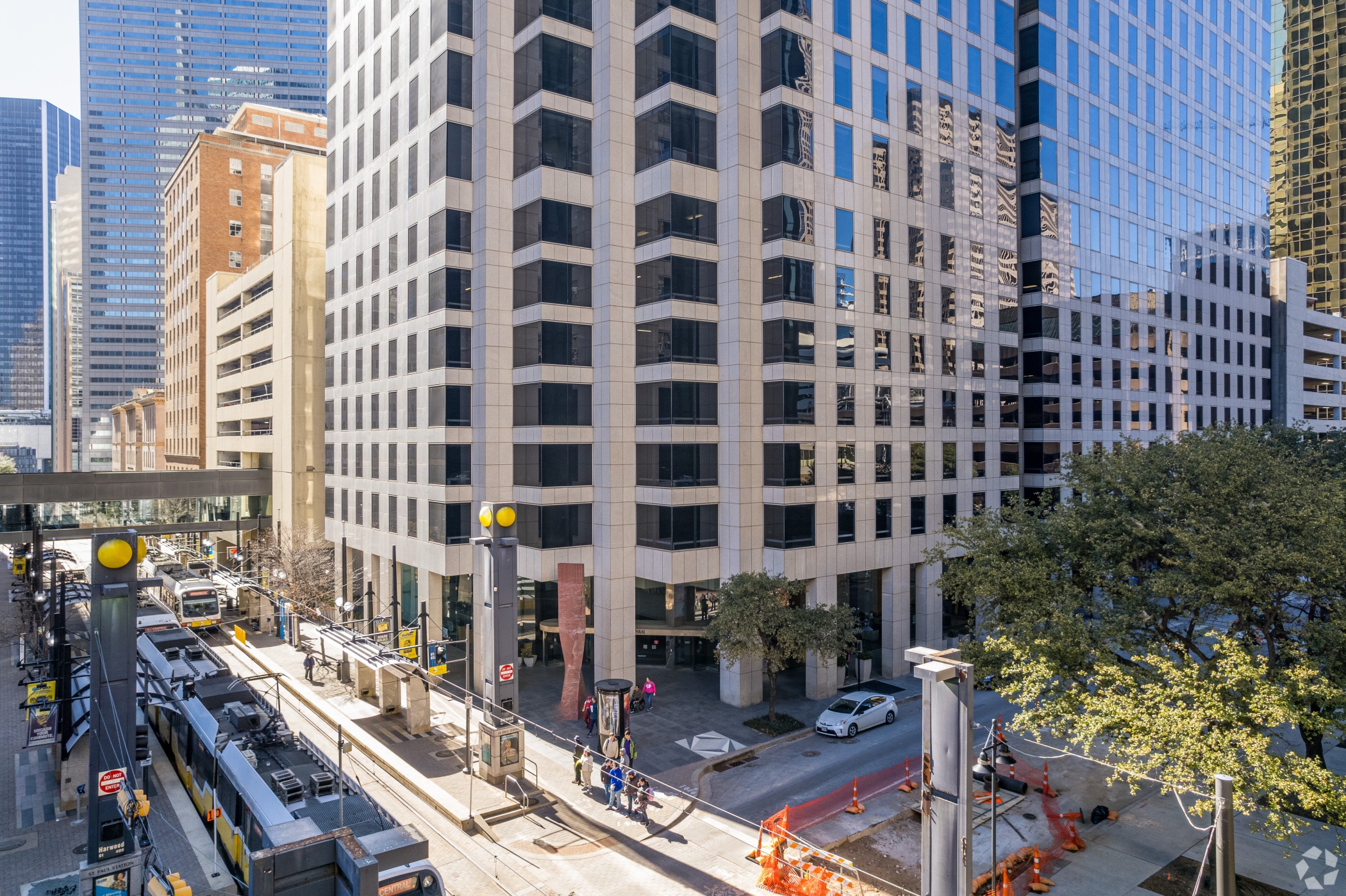 Harwood Center, seen here, is located directly on the DART light rail line at the St. Paul Station. (CoStar)