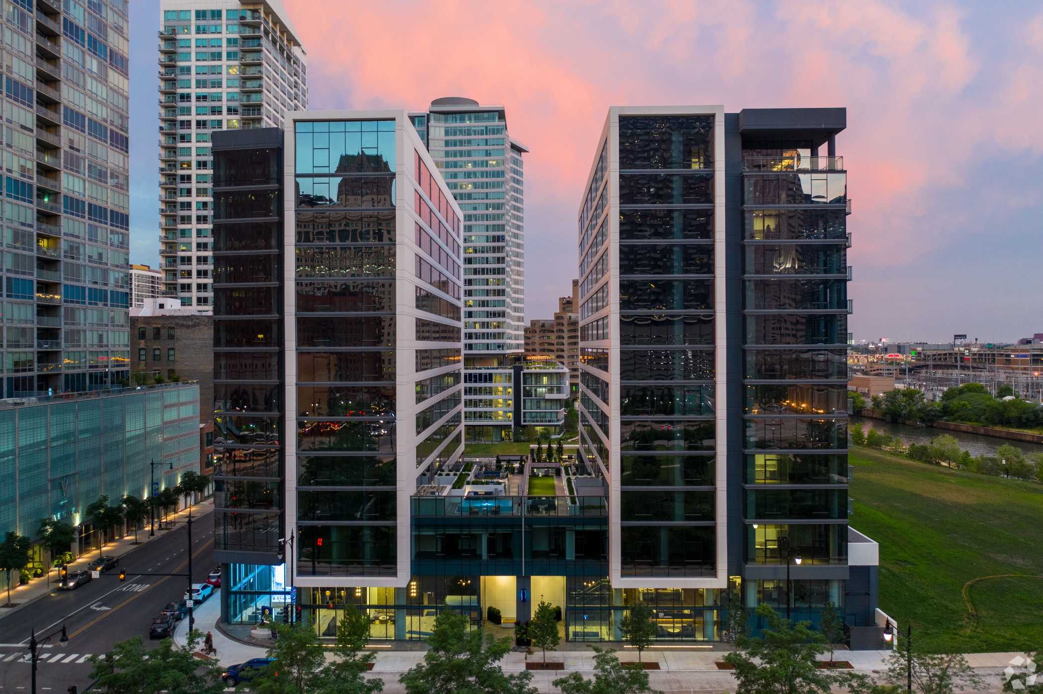Complex House Chicago News | Waterton looks to sell big apartment complex in Chicago’s South Loop