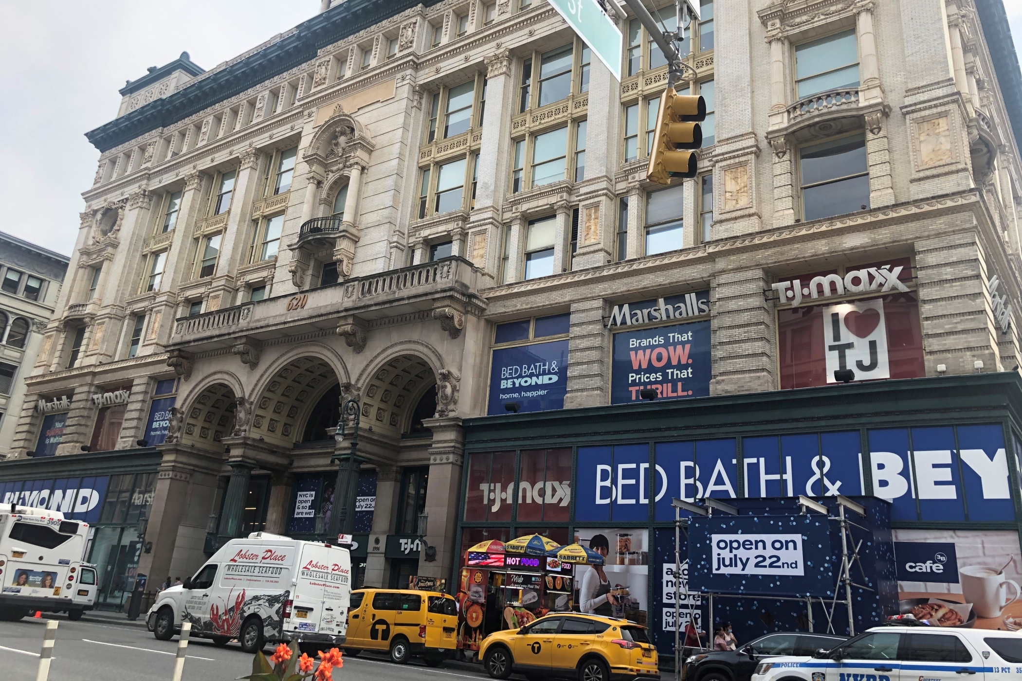 Less Clutter, More Light Bed Bath & Beyond’s Redesigned New York