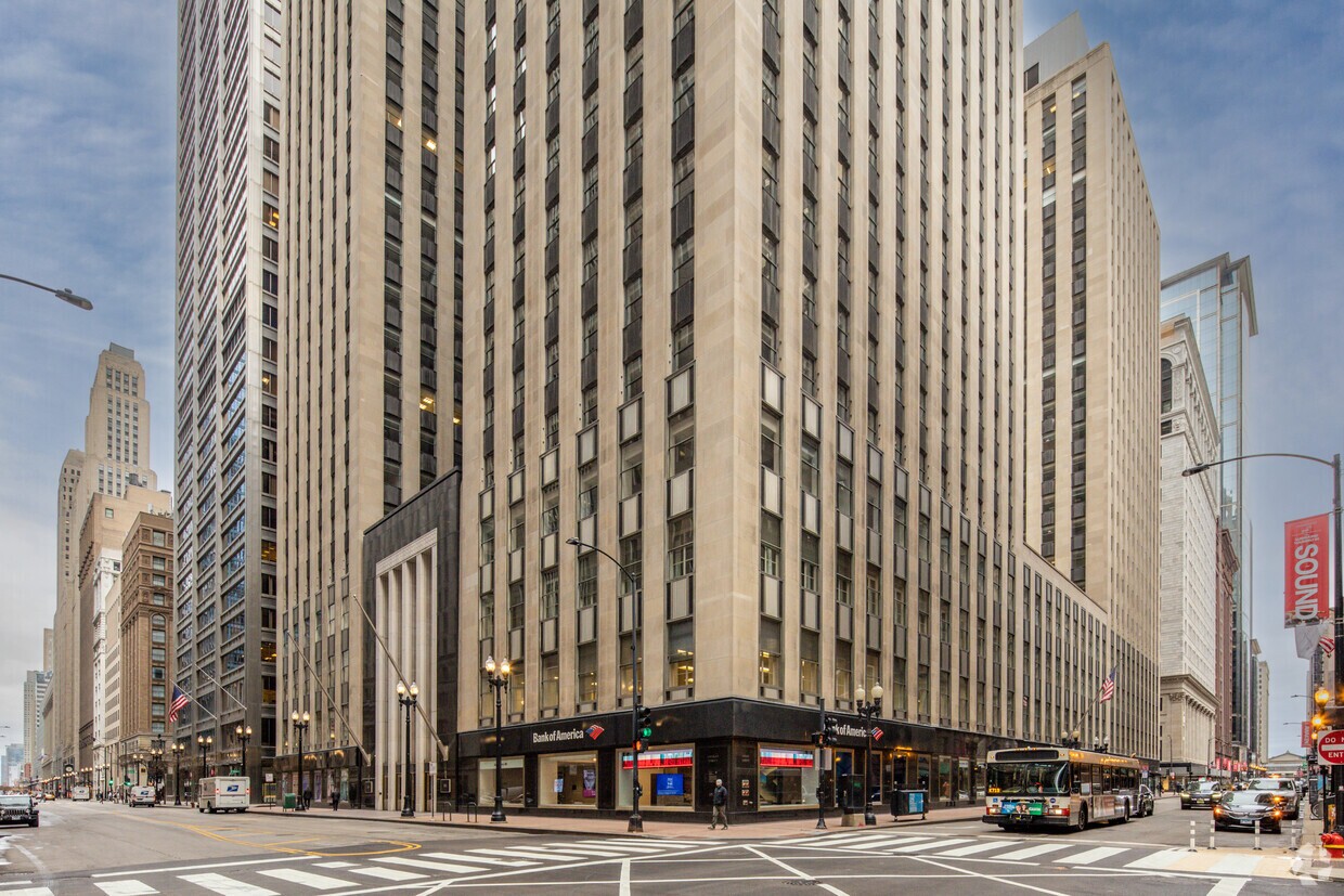 Part of the office tower at 135 S. LaSalle St. in Chicago could be converted into 386 apartments. (Robert Gigliotti/CoStar)