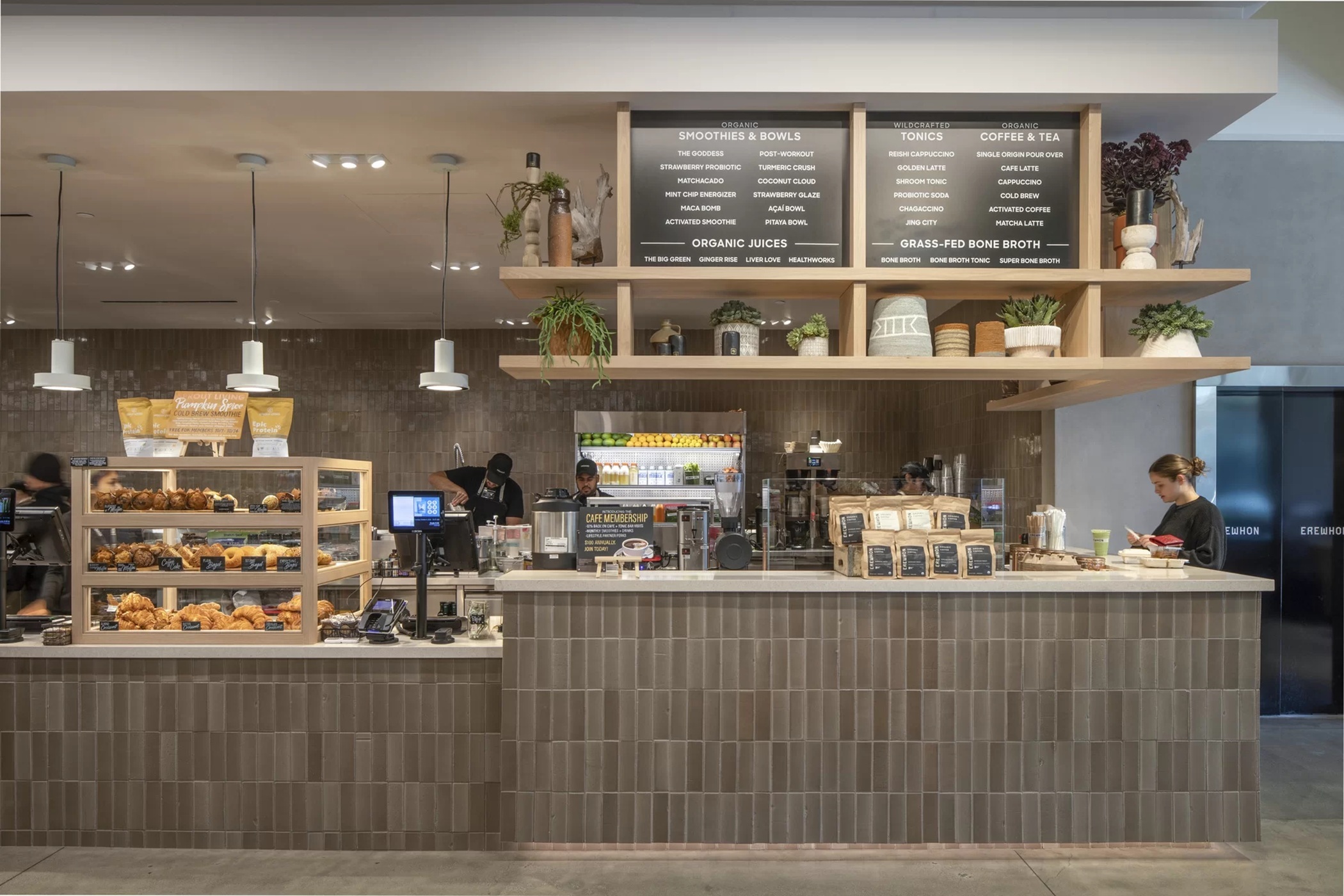 The Beverly Hills location of Erewhon includes a tonic bar that sells smoothies created in tandem with celebrities Hailey Bieber and Travis Scott. (RDC)