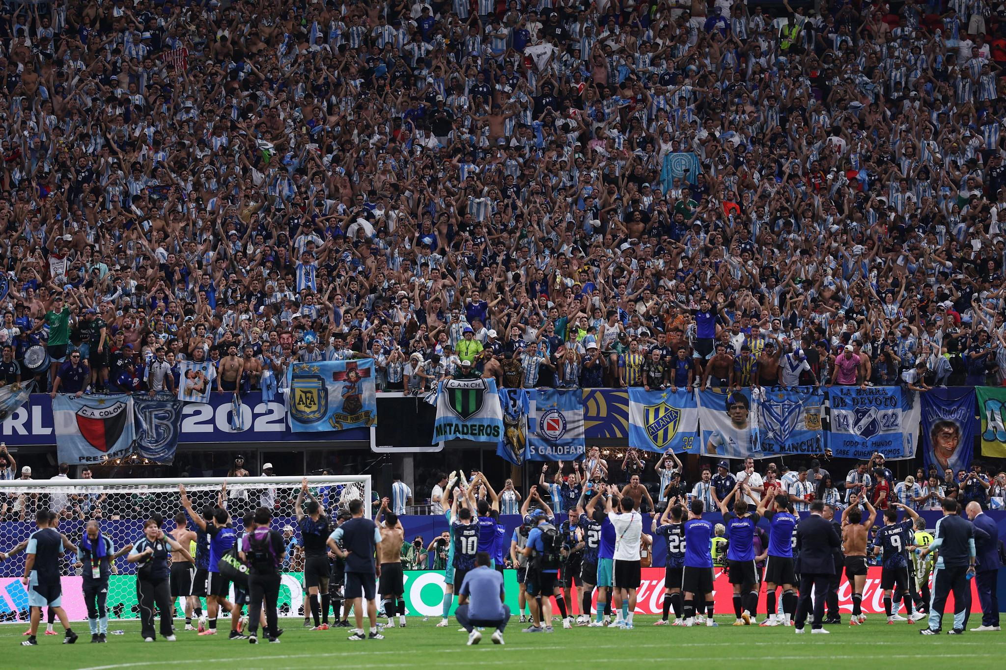ATLANTA, GEORGIA - JULY 15: The Argentina team applauds the fans after the FIFA World Cup 2026 Semi Final match between England and Argentina at Atlanta Stadium on July 15, 2026 in Atlanta, Georgia. (Photo by Catherine Ivill - AMA/Getty Images) (Getty Images)