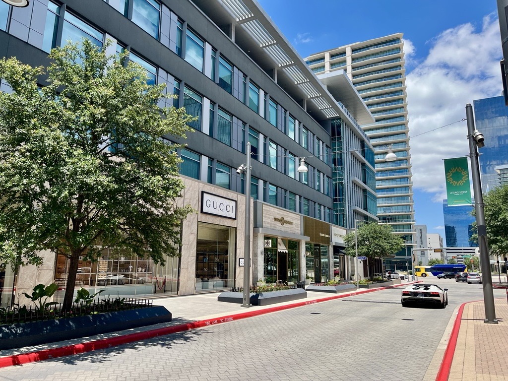 Gucci and other luxury stores line the street opposite Legacy Hall, where JPMorgan Chase employees in Plano grab lunch. (Candace Carlisle/CoStar)