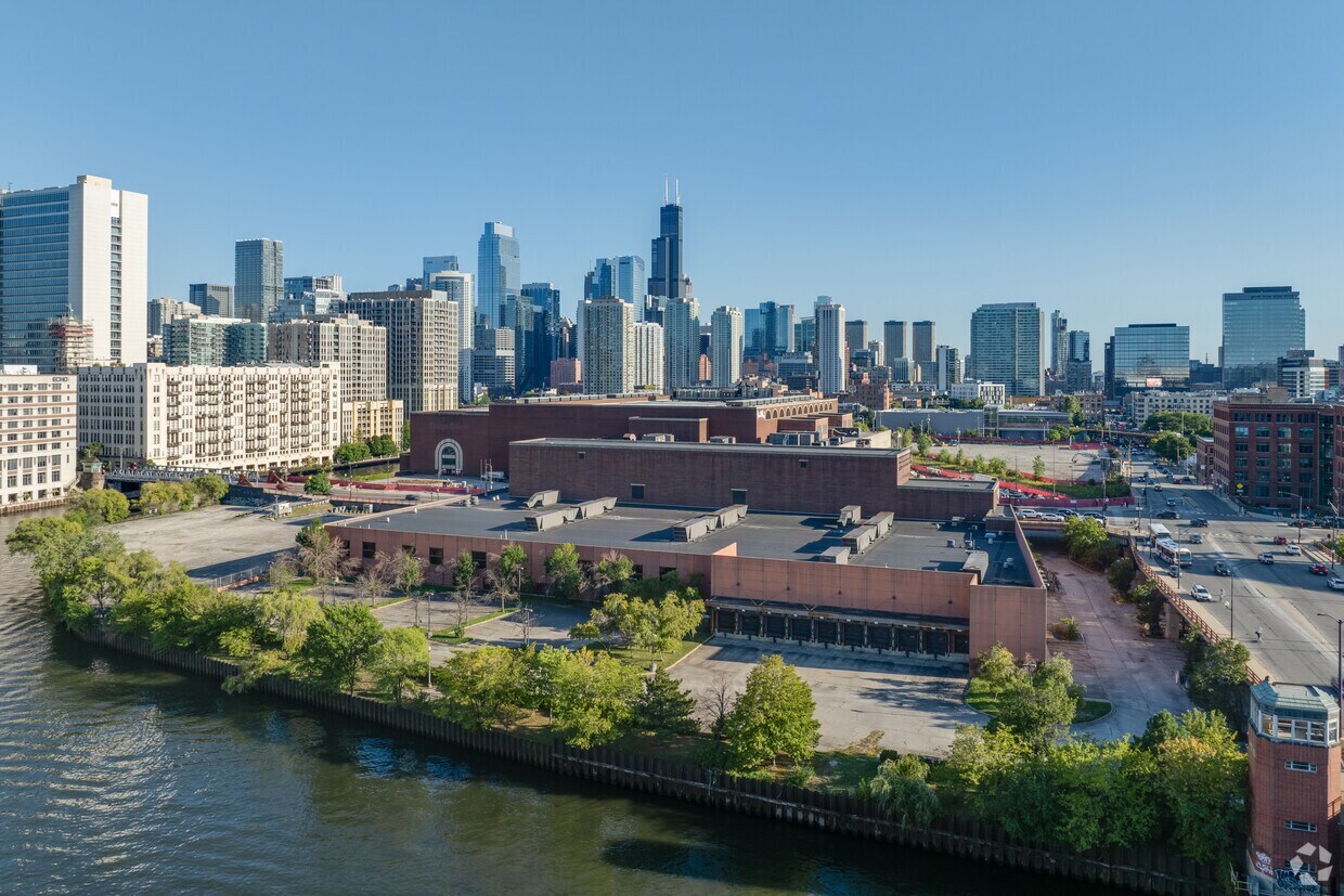 Onni Group owns the former Chicago Tribune distribution facility at 700 W. Chicago Ave. (Robert Gigliotti/CoStar)