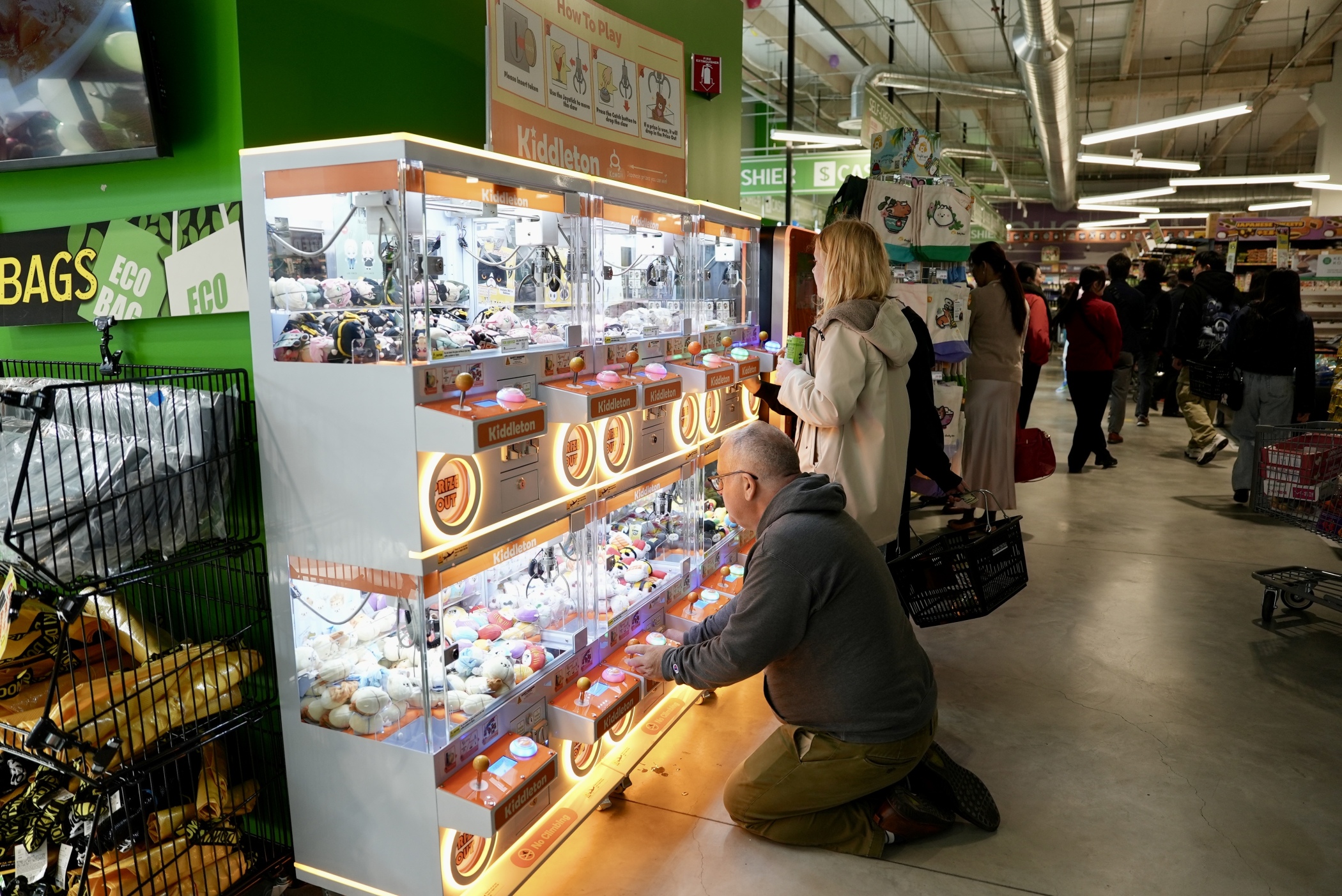 By 10 a.m. when the store opened, some 700 people were lined up outside the new Emeryville store. (CenterCal Properties)