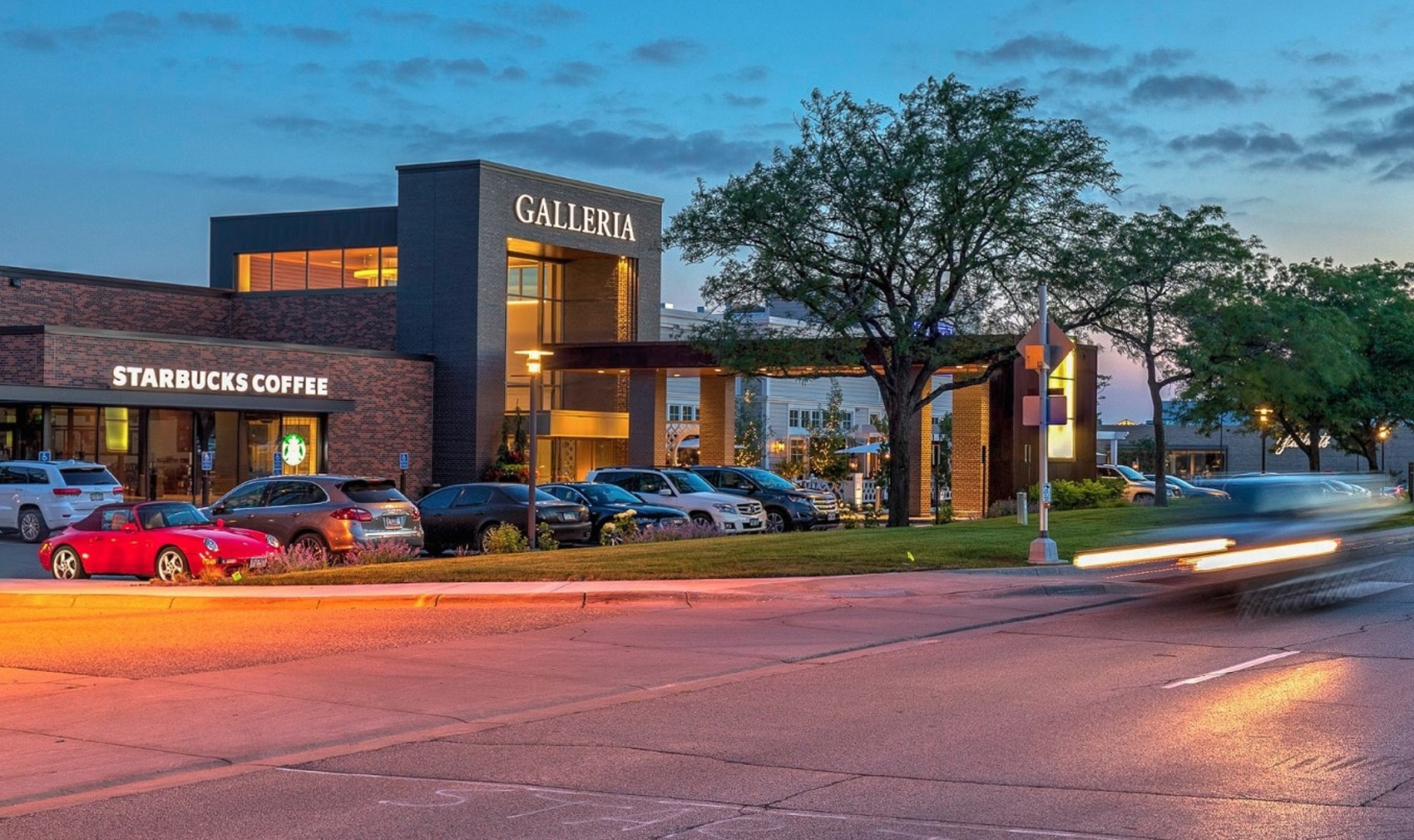 Galleria is in the France Ave. retail corridor, a four-mile stretch of restaurants and shops that begins in Edina at West 50th St. and stretches south to Interstate 494. (CoStar)