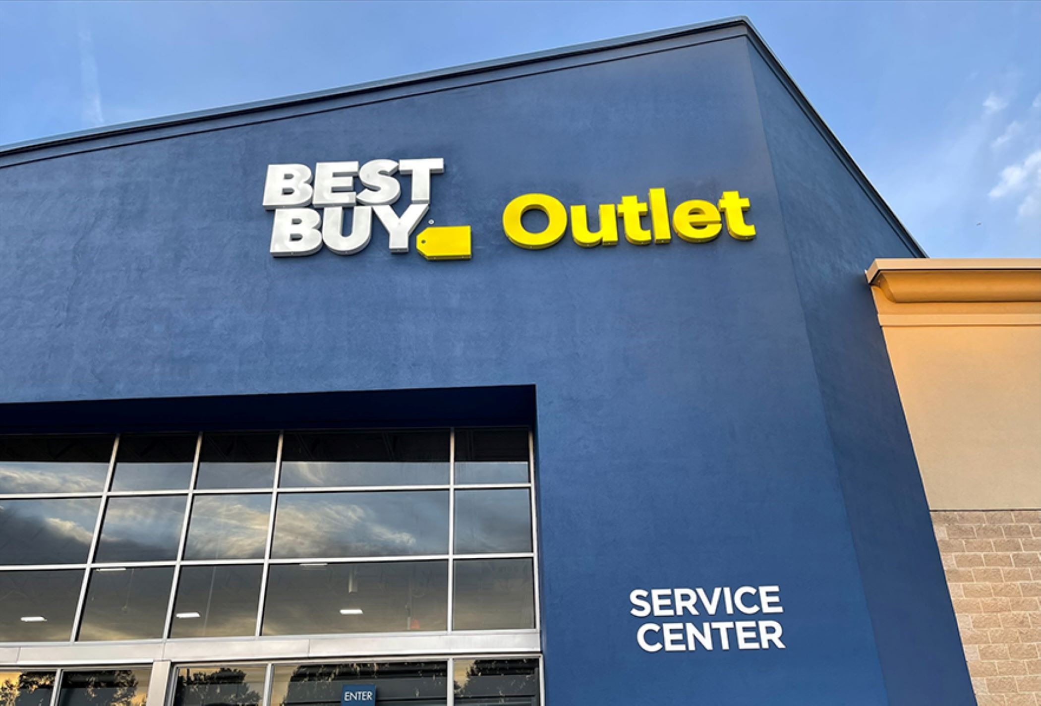 Best Buy Looks To Expand Outlet Offerings While Holding Store ...