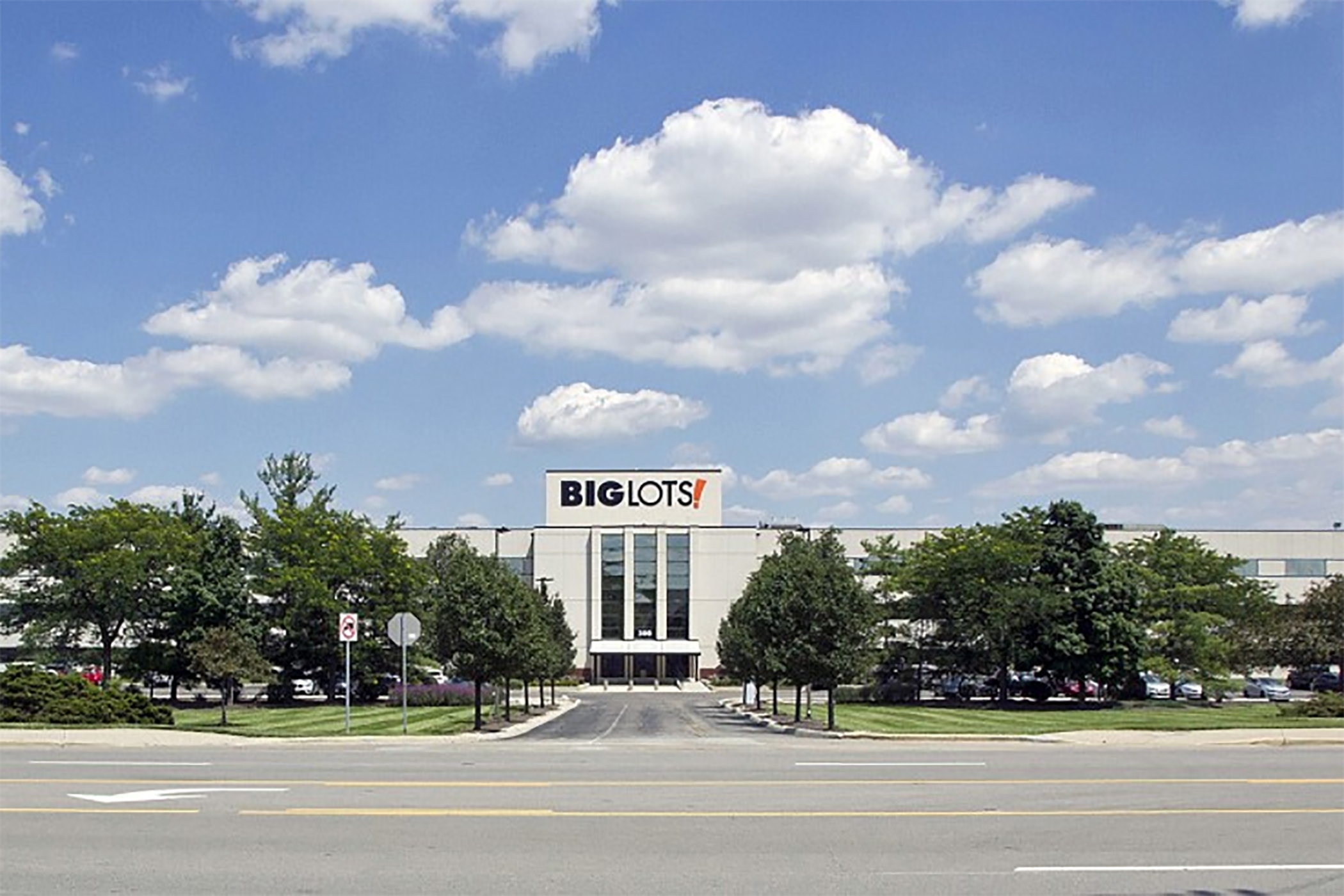 Big Lots has agreed to the sale-leaseback of one distribution center and 26 stores. (CoStar)