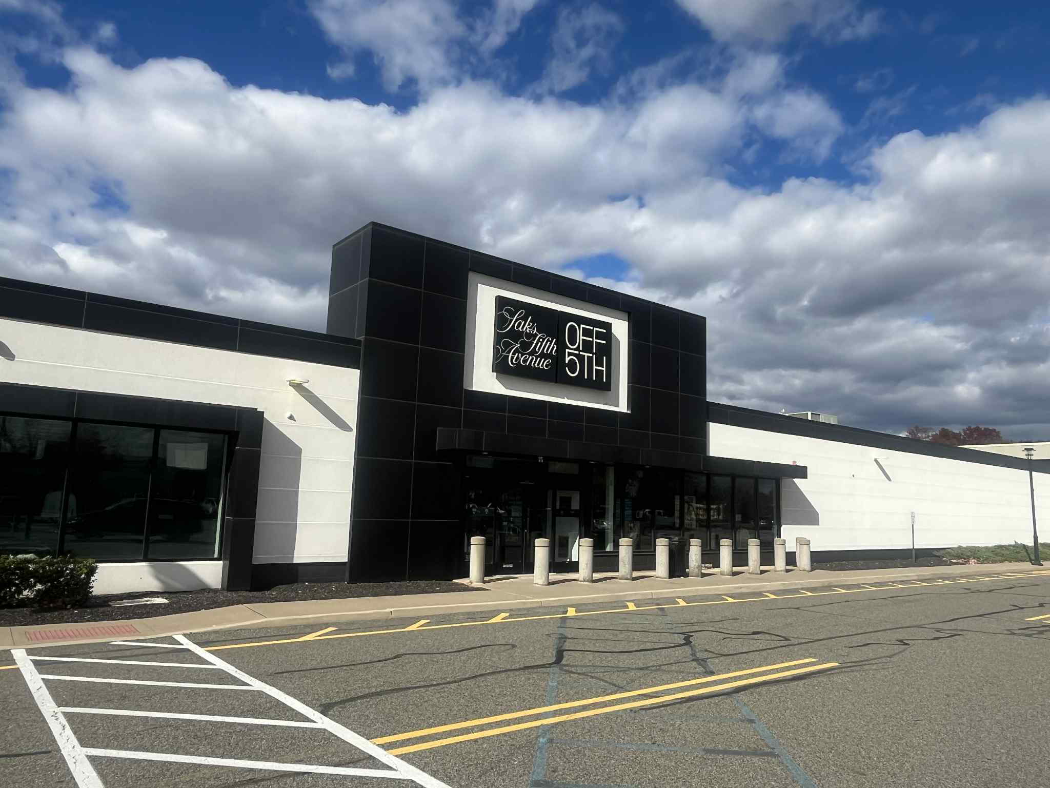 SAXS OFF FIFTH SAKS FIFTH AVENUE OFF 5TH AT THE COLONNADE OUTLETS main image 2