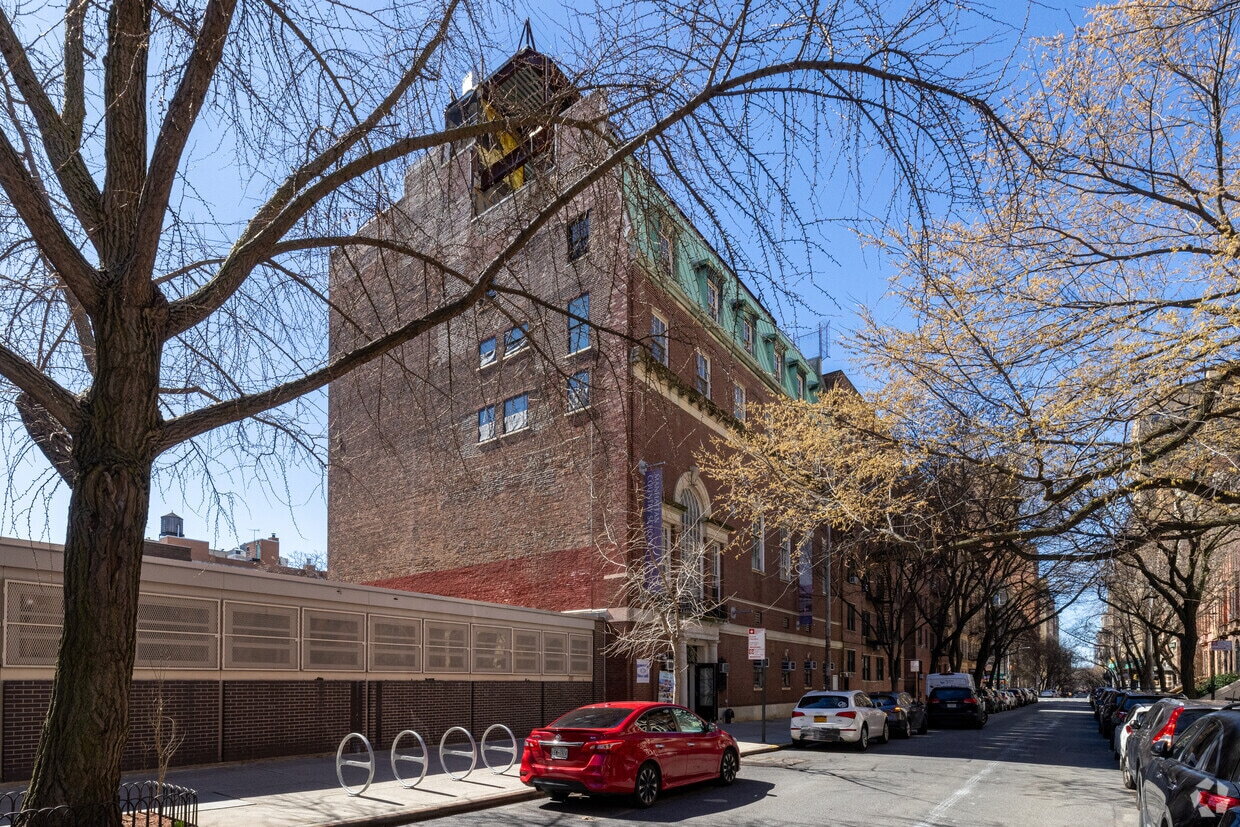 News | New York school building sells in bankruptcy auction