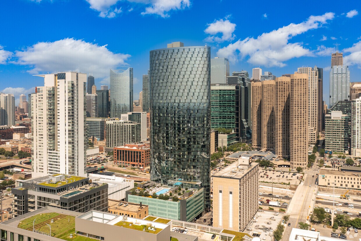 Spanish Billionaire Pays Year’s Highest Price for Chicago Apartment Tower