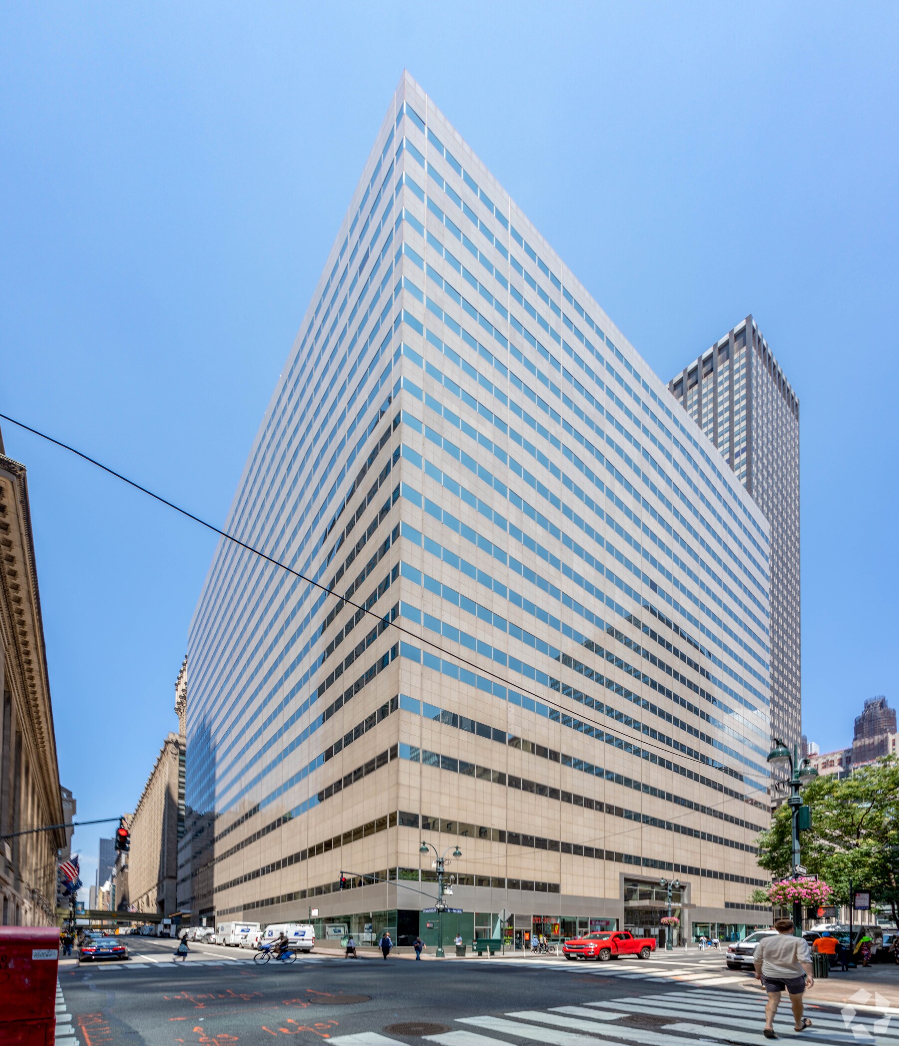 In the kind of deal that could become more common in the year ahead, Amazon secured nearly 200,000 square feet via sublease at 237 Park Avenue in Midtown Manhattan in early 2025. (CoStar)