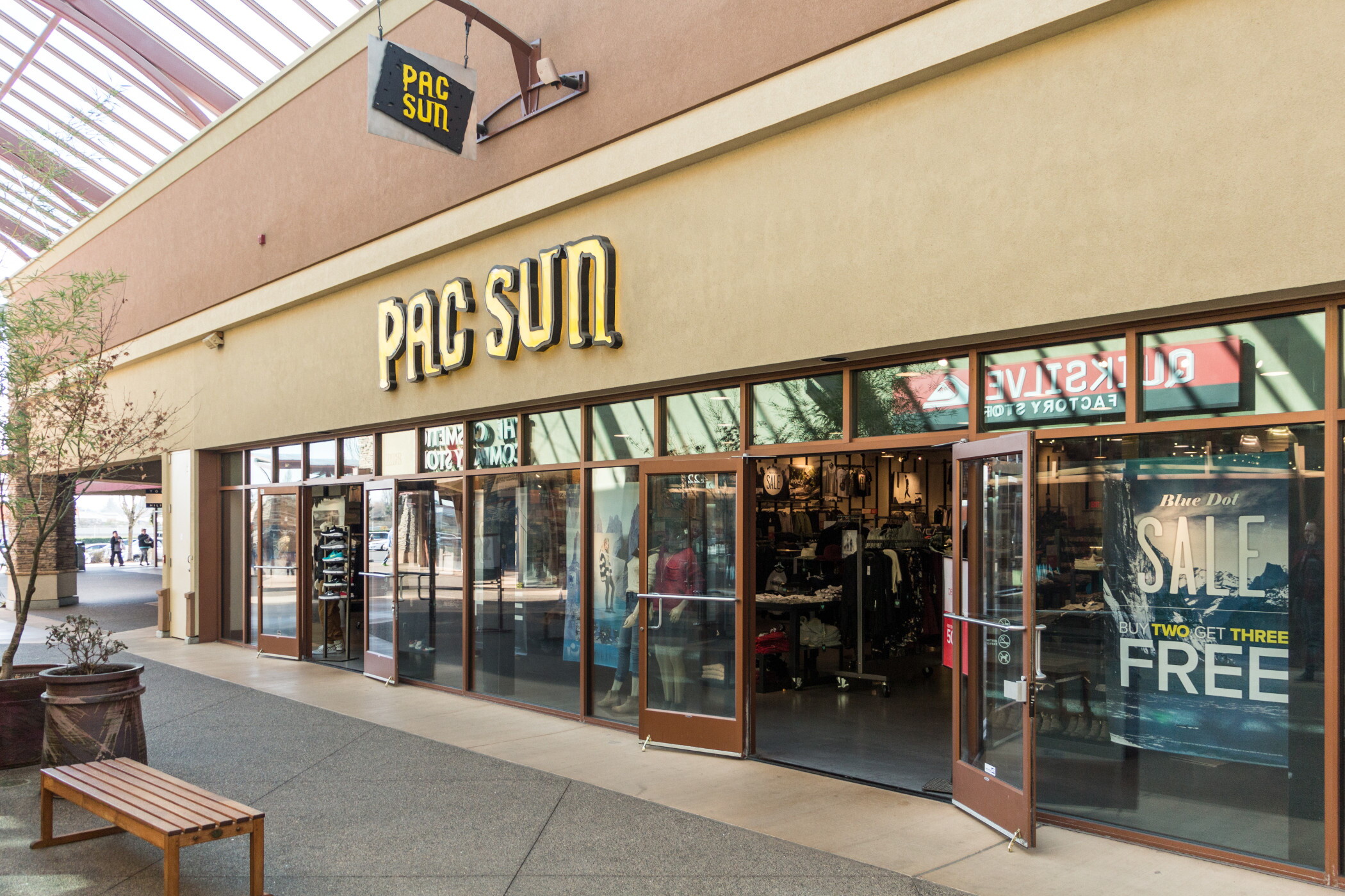 PacSun Takes Teen Retail Concept Out of the Mall