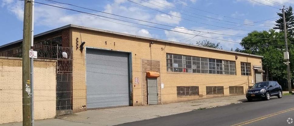 The warehouse was built in 1960 on one-third of an acre in the northwest Queens County submarket. (CoStar)