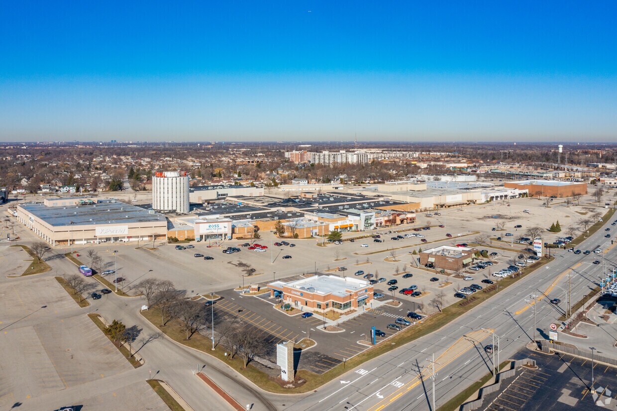 The Golf Mill Town Center mall, buit in 1957, spans nearly 80 acres in Niles, Illinois. (Justin Schmidt/CoStar)
