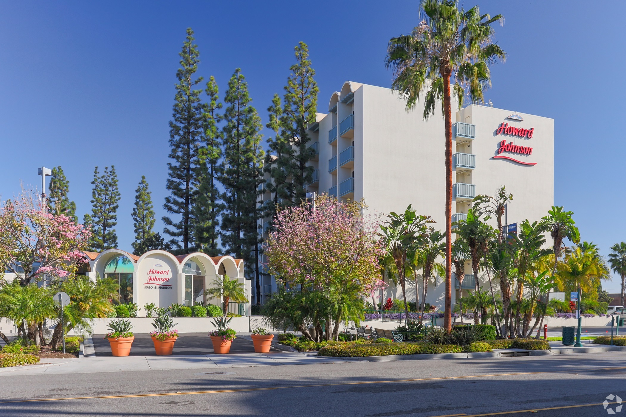 Wyndham designed a room at the Anaheim, California, location of Howard Johnson with some of the hotel brand's original styling. (CoStar)