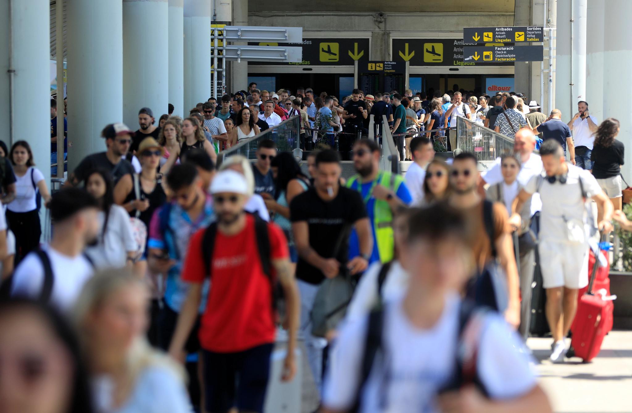 American travelers were eager to hit overseas destinations this summer, but the U.S. did not enjoy an equal number of international inbound travelers. (Getty Images)