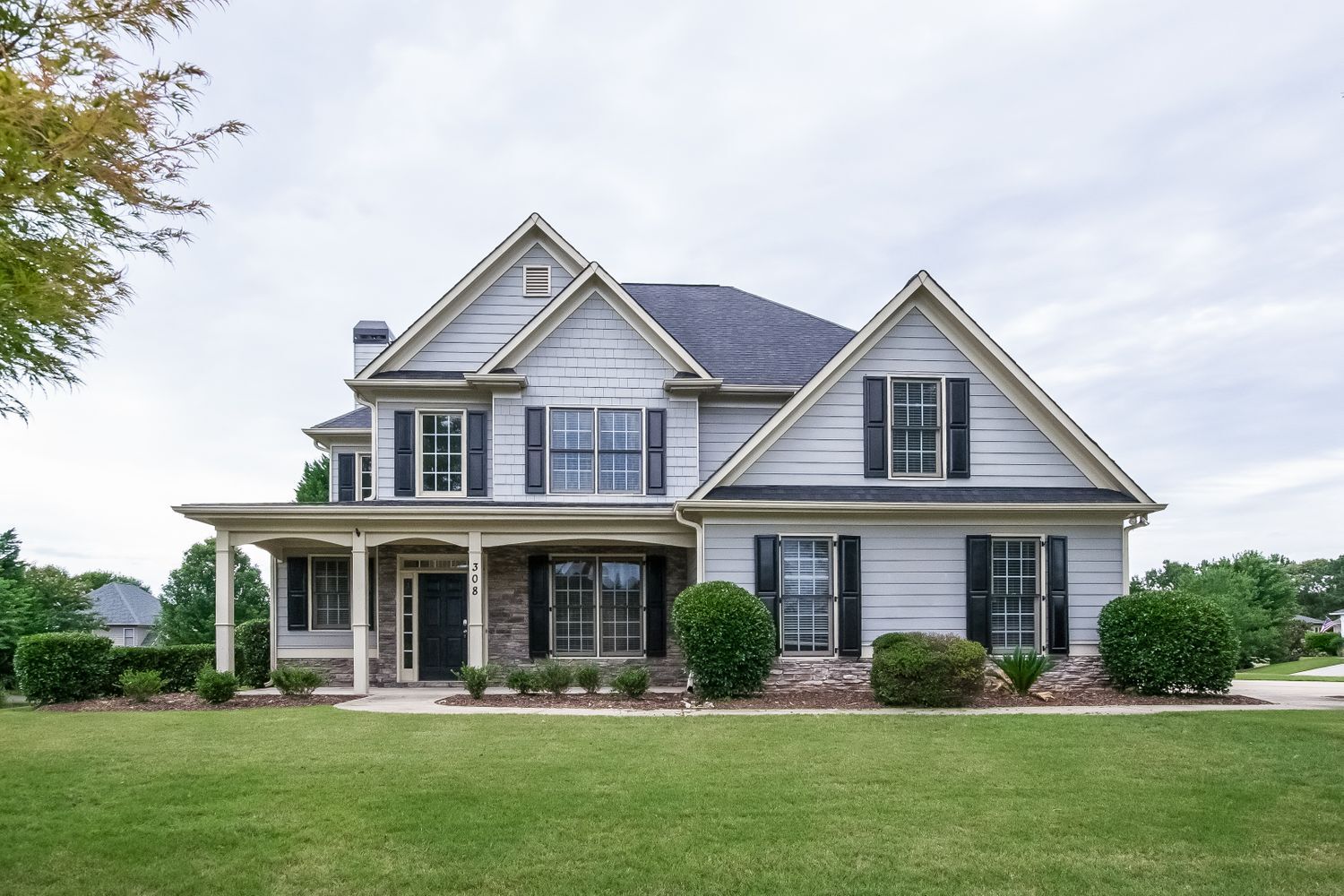 Biggest Single-Family Landlord Lowers Profit Estimates Amid Cooling