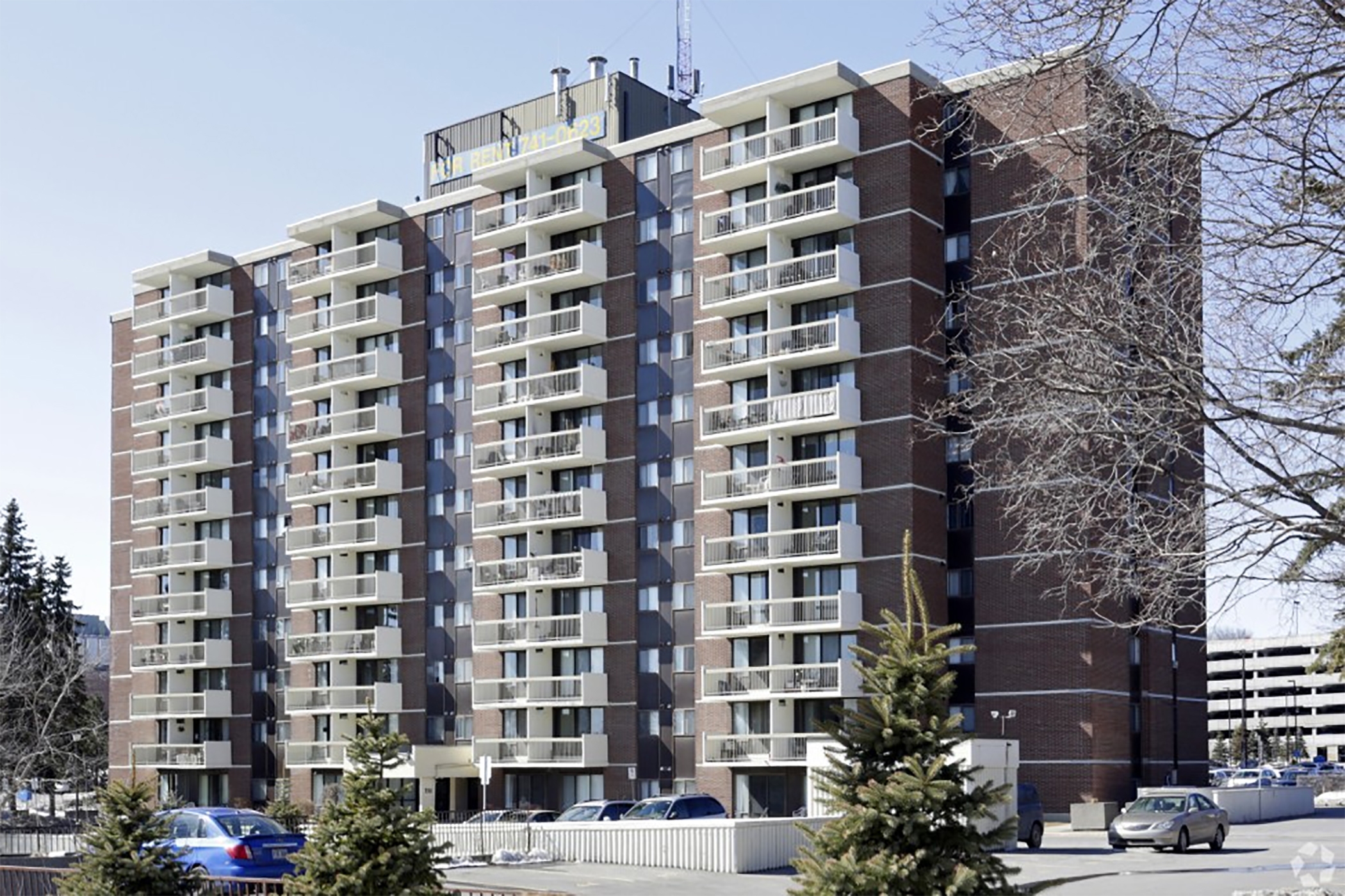 Montfort Manor in suburban Ottawa is one of 44 multifamily buildings in a portfolio being purchased by Starlight Investments. (CoStar)