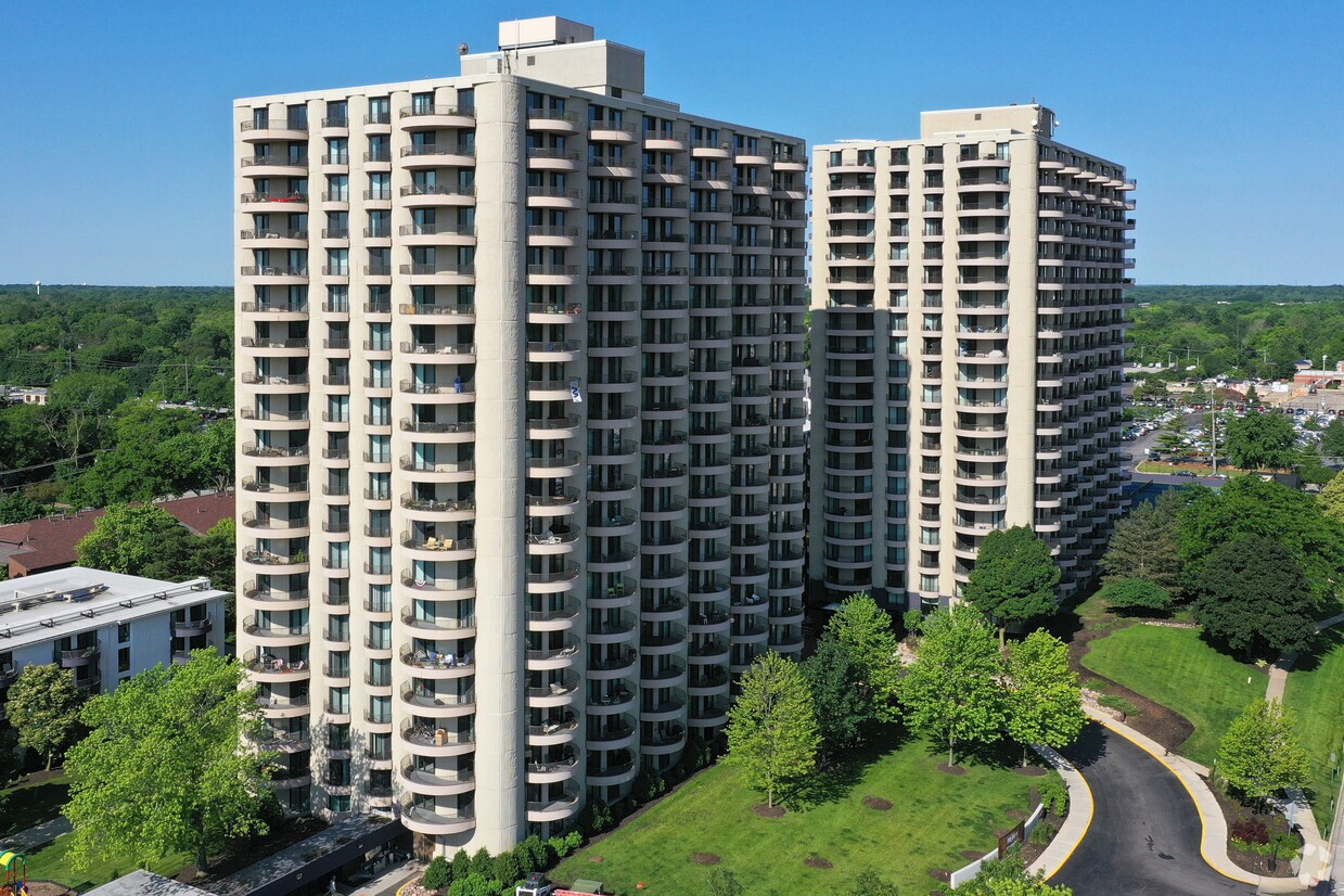 The ReNew Wheaton Center apartment complex west of Chicago is for sale. (Justin Schmidt/CoStar)