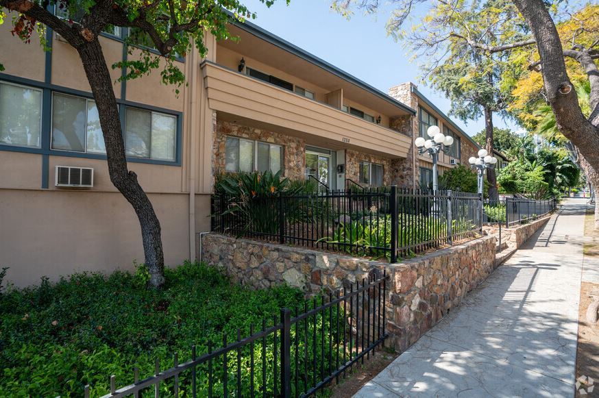 Xenon Investment Corp. Buys Havenhurst Apartments in West Hollywood