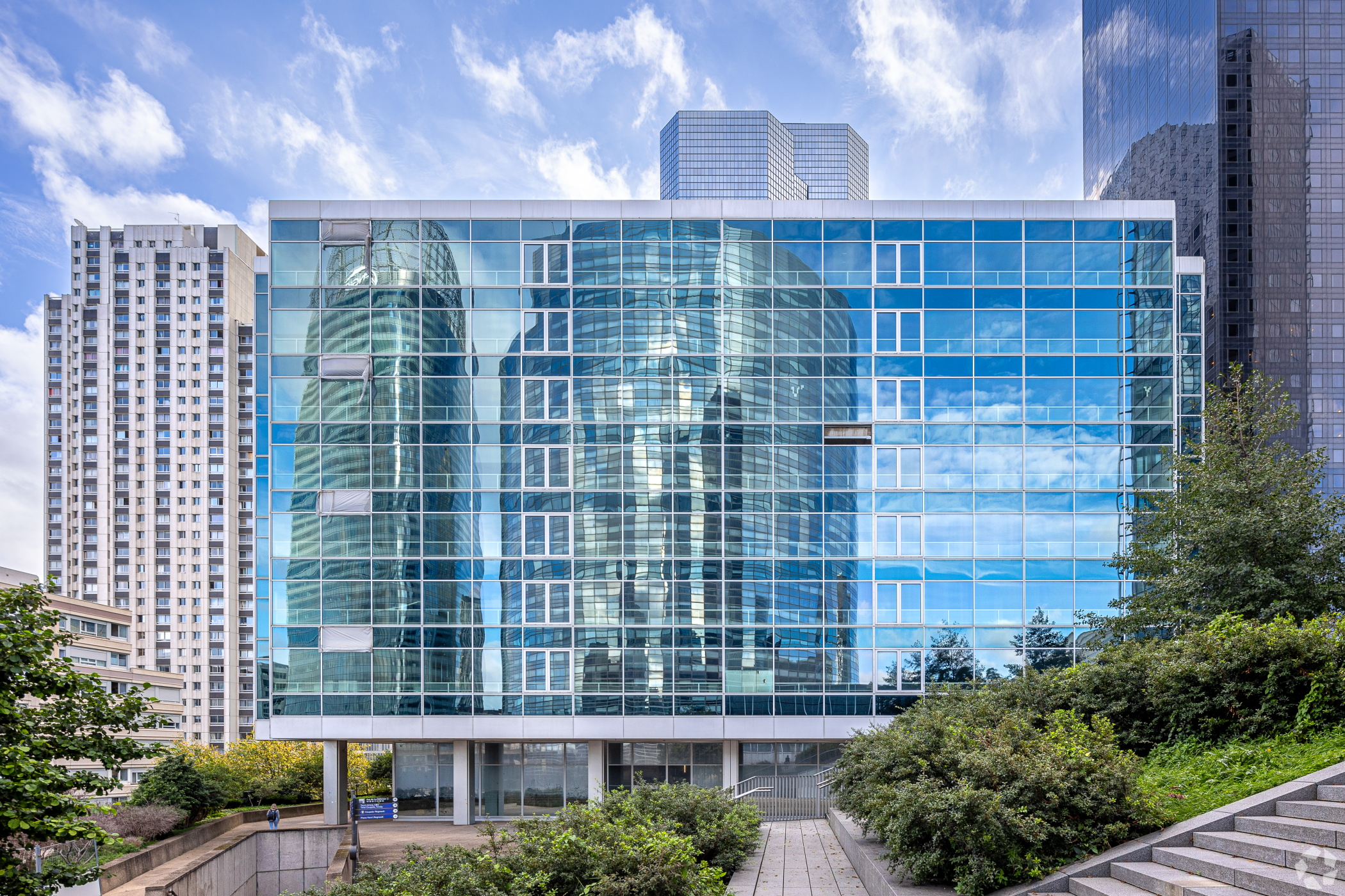 Quand Building News | Quand La Défense retrouve des couleurs...