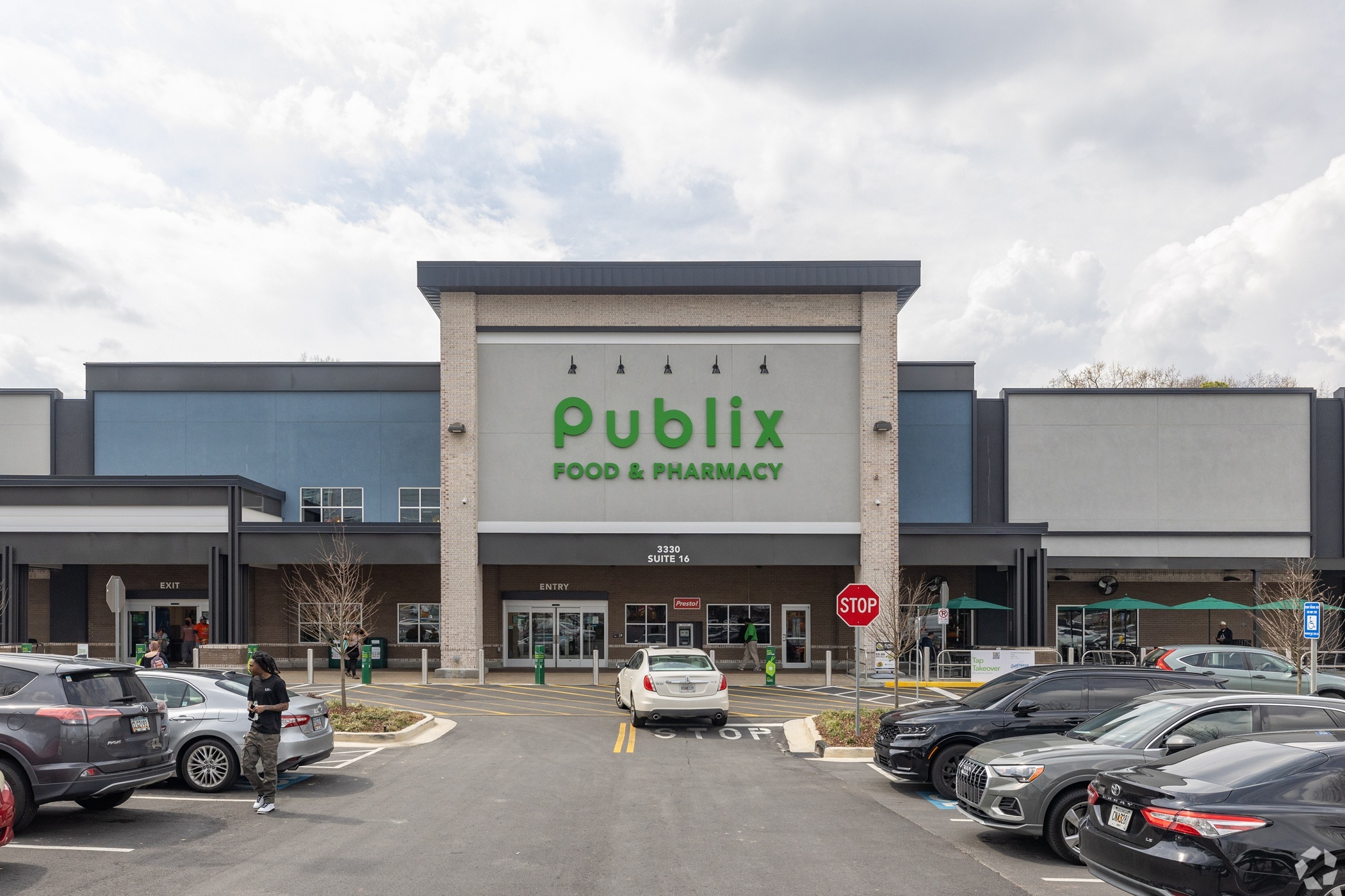 This Publix in Atlanta includes a bar. (CoStar)