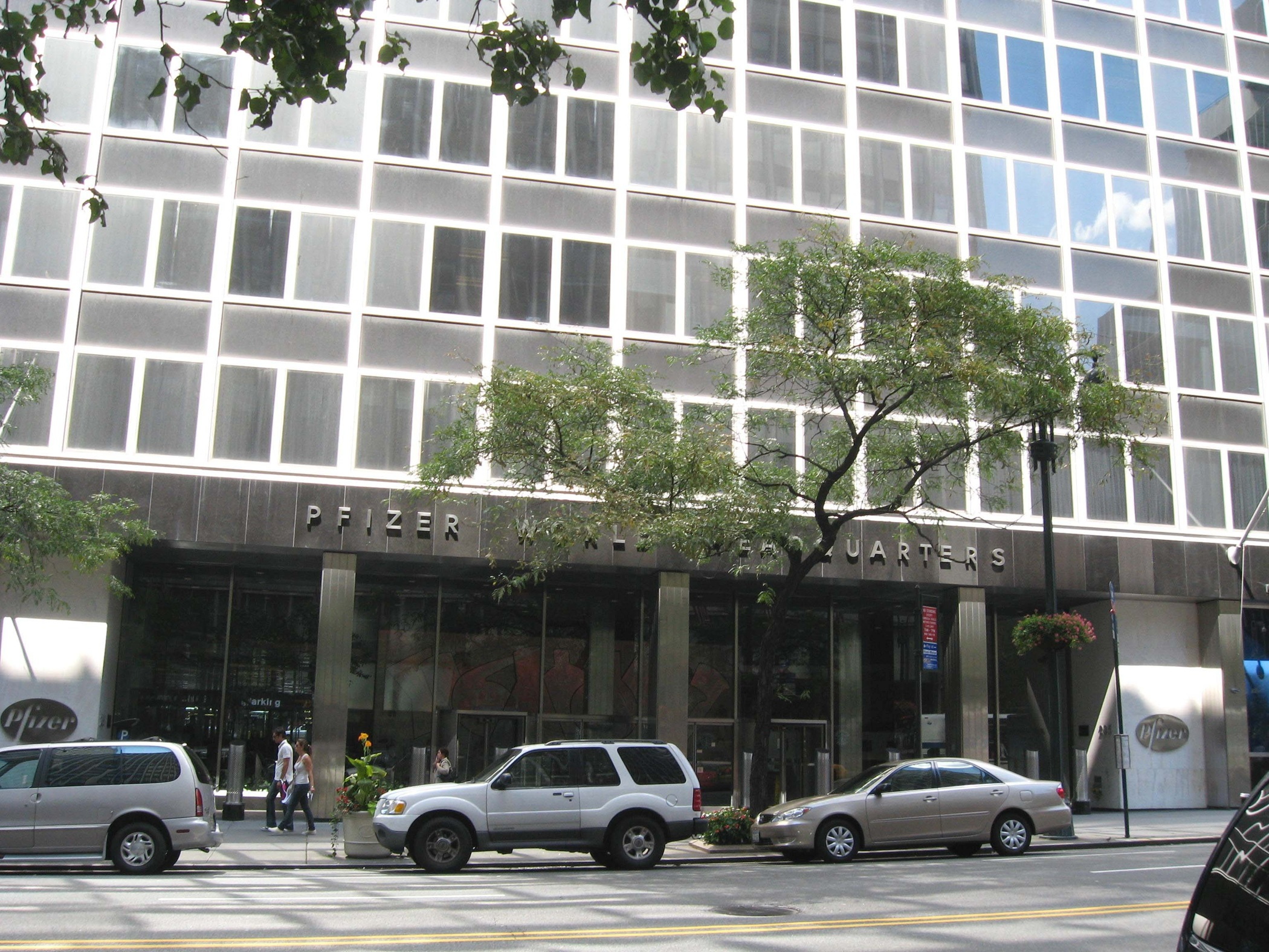 The former Pfizer Building in Midtown Manhattan is undergoing a conversion to residential housing. (Creative Commons/Wikipedia)