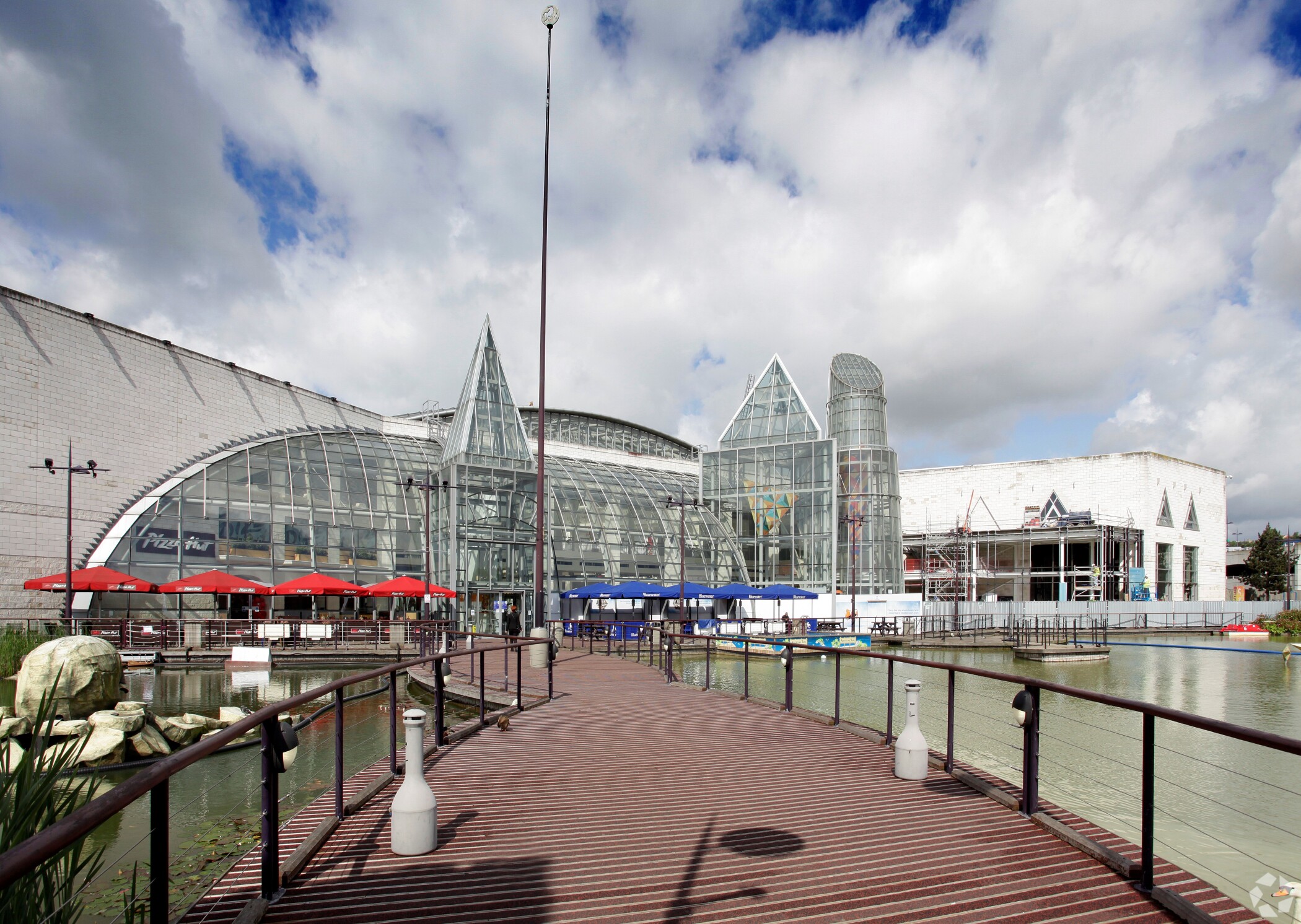 Landsec Buys Additional 25 Stake in Bluewater Shopping Mall for £172