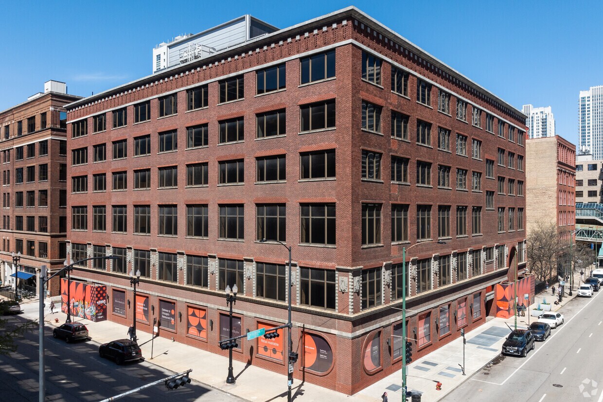 W.P. Carey seeks a buyer for the vacant loft office building at 550 W. Randolph St. in Chicago. (Andrew Bruah/CoStar)
