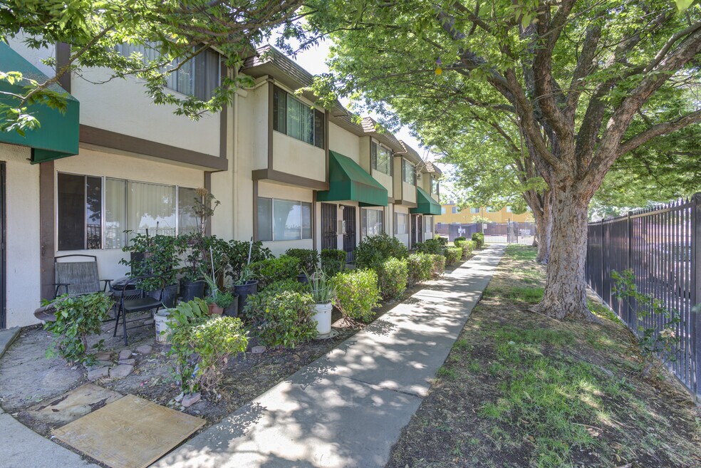 The apartments were built in 1970 on 5.3 acres in the Florin multifamily market of Sacramento County. (CoStar)