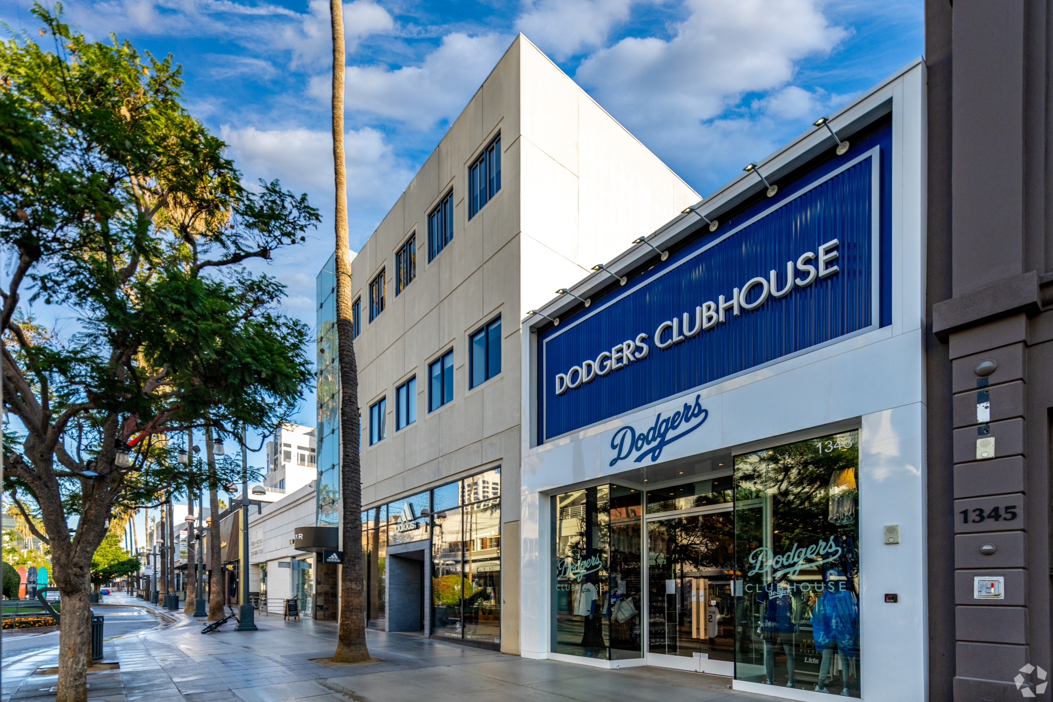 Adjacent to 1337-1339 3rd St. Promenade is a Dodgers Clubhouse store. Los Angeles retail properties have seen some changes in leases since the pandemic. (CoStar)