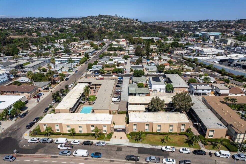 The apartments were built in 1962 on 1.4 acres in the Pacific Beach multifamily market of San Diego County. (CoStar)