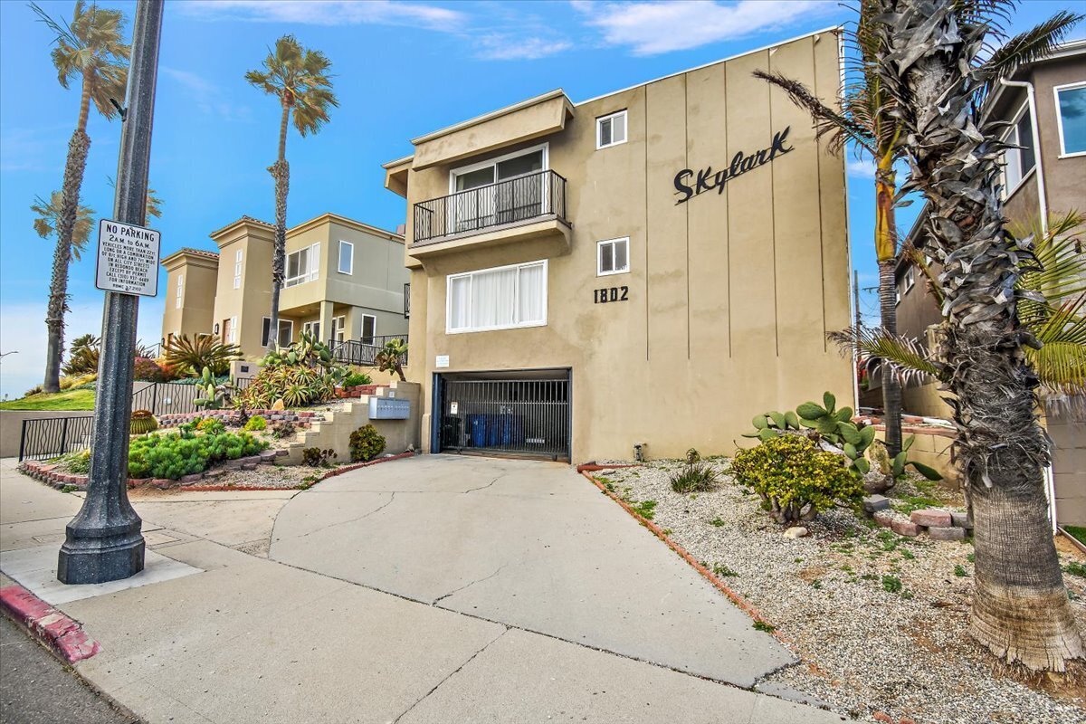 The Skylark features 10 units: four two-bedroom/two-bath apartments and six one-bedroom/one bath apartments. (CoStar)<br>