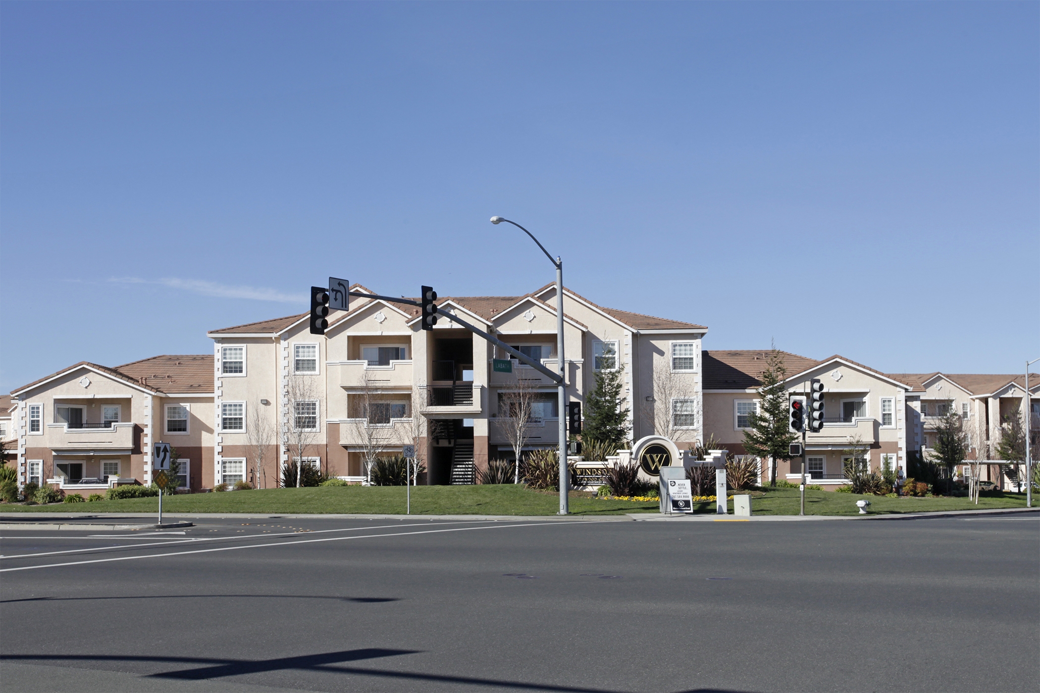 The 232-unit Windsor at Redwood Creek apartment complex in Rohnert Park, California, has been sold to a North Carolina investor. (CoStar) 