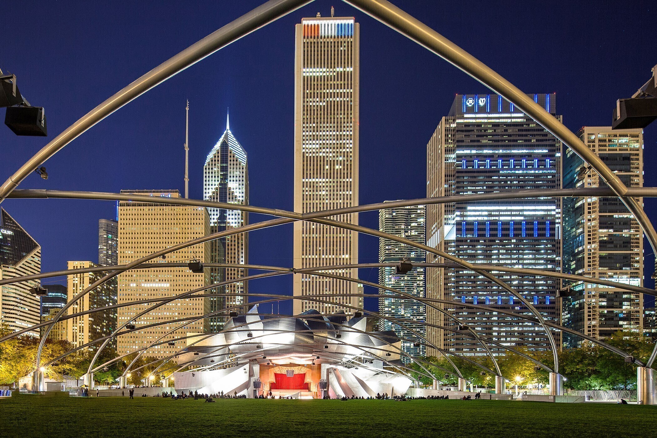 JLL is based in the Aon Center in Chicago. (CoStar)