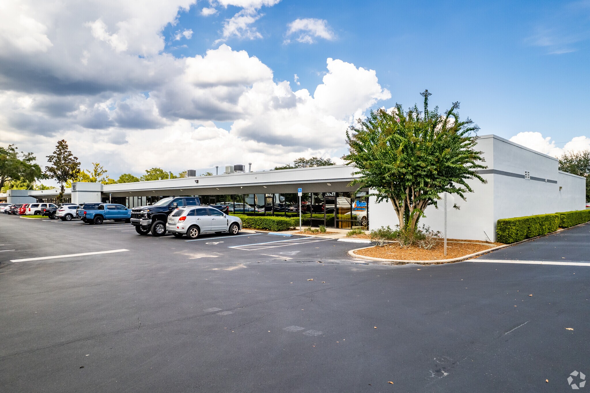 The flex building at 715 W. State Road 434 was built in 1984 on almost 2.2 acres in the Seminole County industrial market of Orlando. (CoStar)