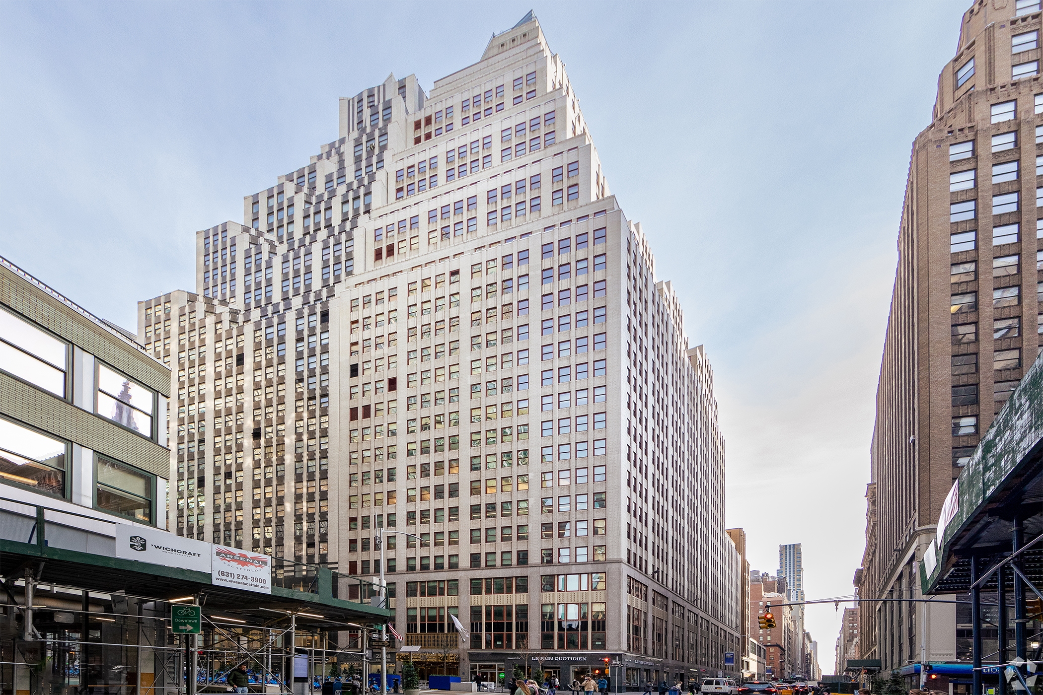 Signature Bank has expanded its footprint again at 1400 Broadway in Manhattan. (CoStar) 