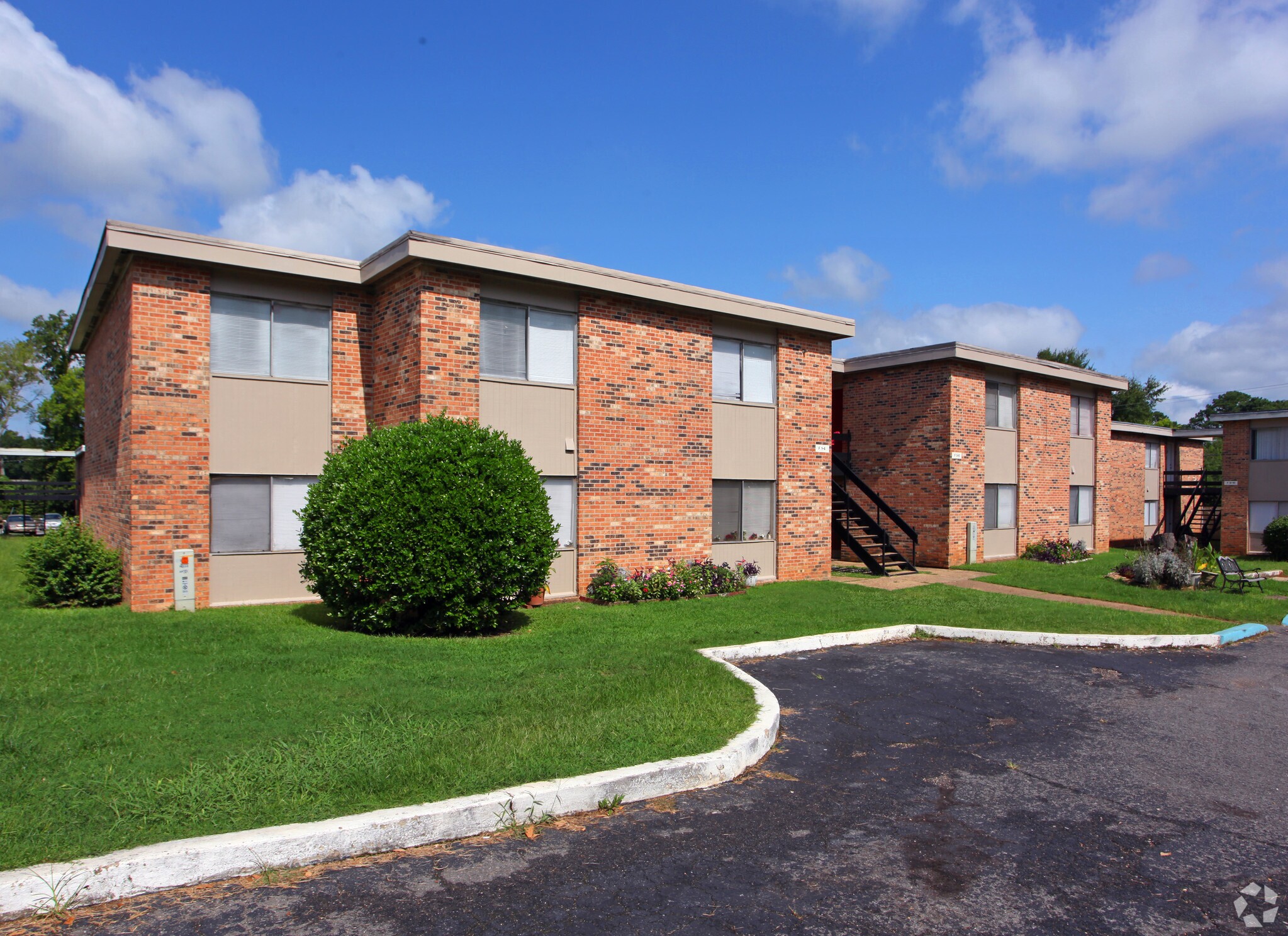 Broadmoor Gardens was one of three Tuscaloosa apartment properties Arch Cos. and Drake Real Estate Partners purchased. (CoStar)