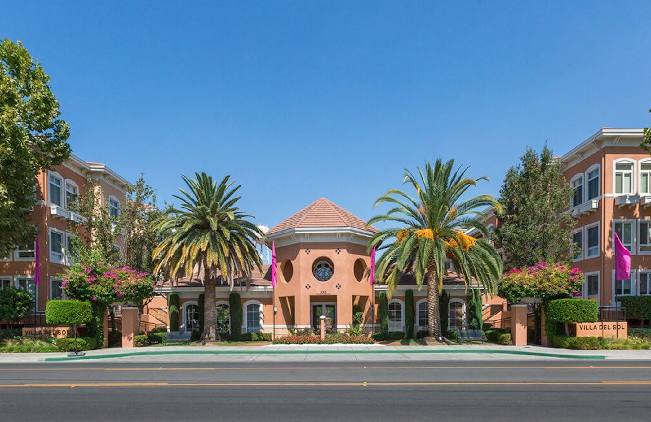 The Villa del Sol apartment complex in Sunnyvale, California, is a short commute away from tech headquarters campuses such as Google, Apple, LinkedIn and Meta. (CoStar) 