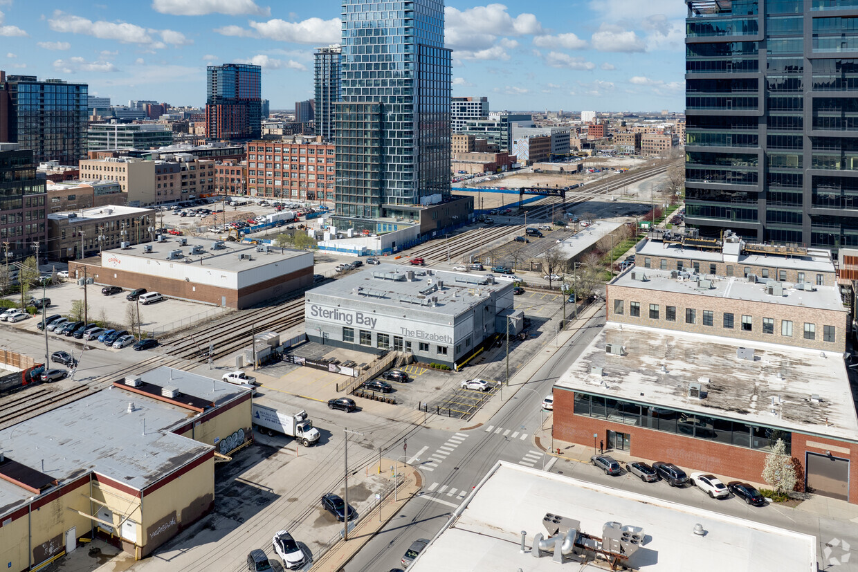 Sterling Bay has hired JLL to sell land at 370 N. Carpenter St. in Chicago's Fulton Market, where a single-story building is expected to give way to a 390-unit apartment tower. (Robert Gigliotti/CoStar)