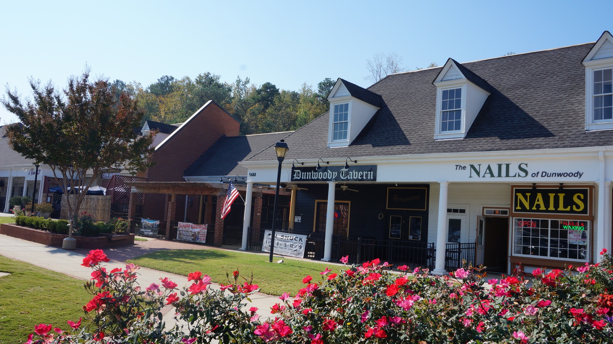 Dunwoody Tavern is one of several bars and restaurants located at the Shops of Dunwoody in suburban Atlanta. (CoStar)