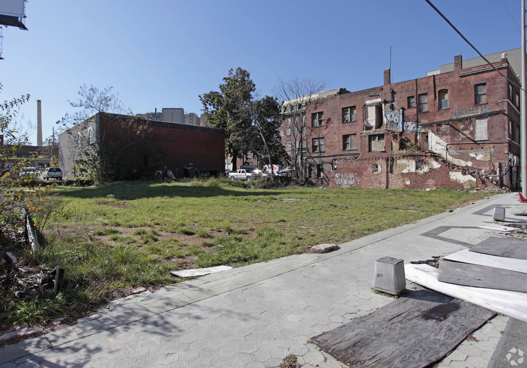 The Sweet Auburn Grande mixed-use project will include new construction on this vacant lot and the preservation of the former Atlanta State Savings Bank building shown on the right. (CoStar)