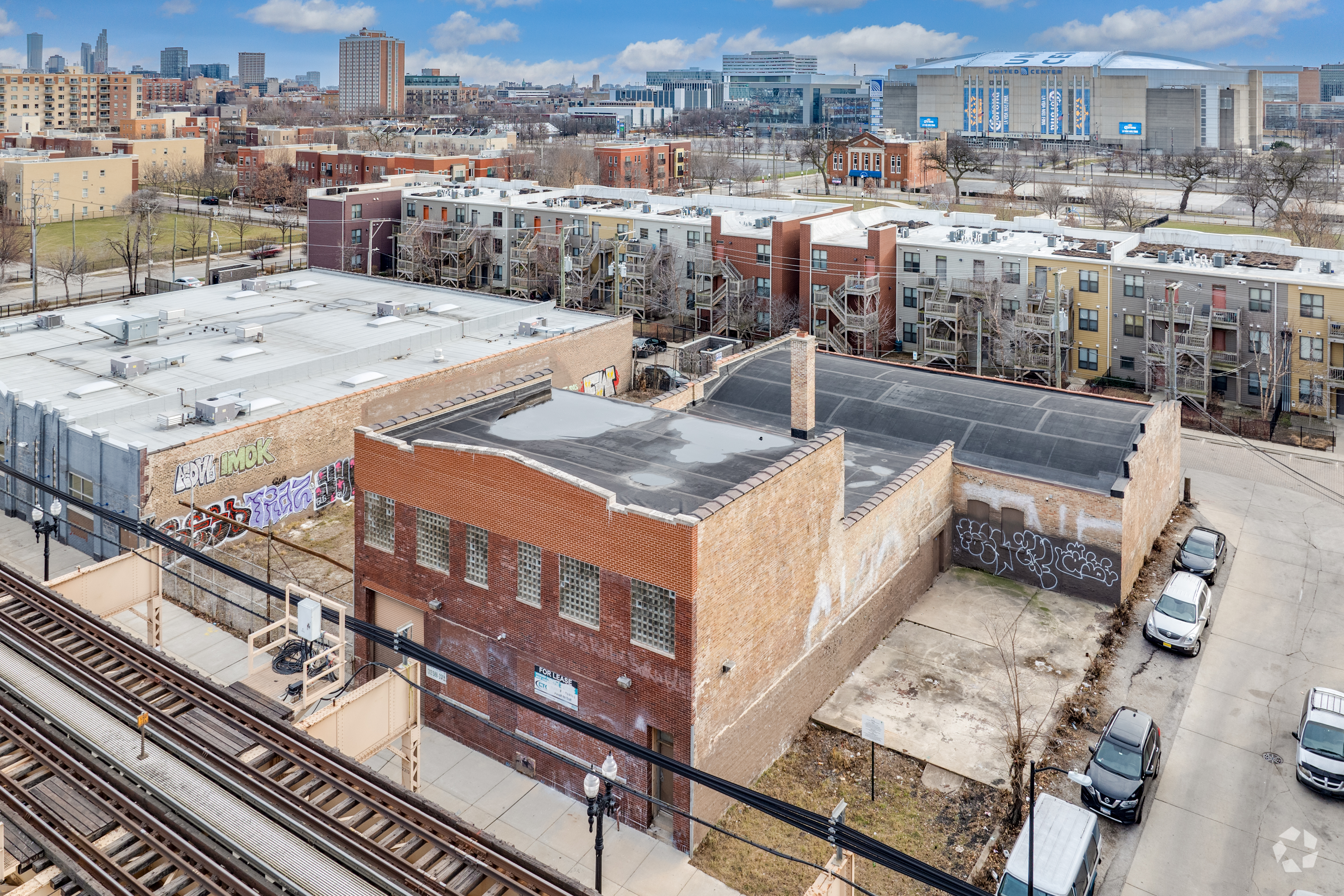 Funkytown Brewery plans to open a production facility and taproom in an industrial building at 1931 W. Lake St. in Chicago. It is near the United Center arena, seen in the background at upper right. (Robert Gigliotti/CoStar)