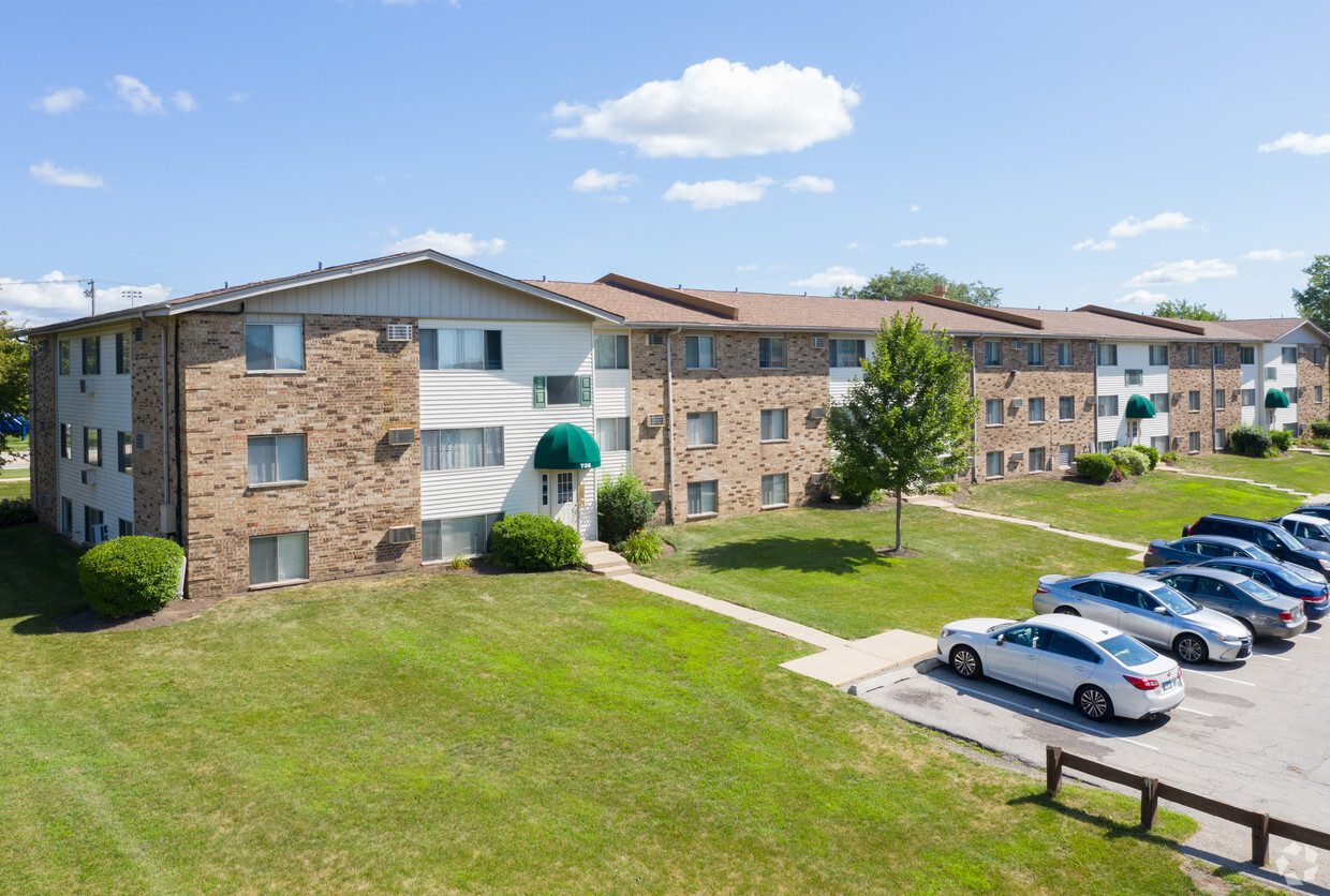 Eastham Capital and Bender Companies have bought the 550-unit Haven Hoffman Estates apartment complex northwest of Chicago and rebranded it as Hoffman Hills Apartments. (Justin Schmidt/CoStar)